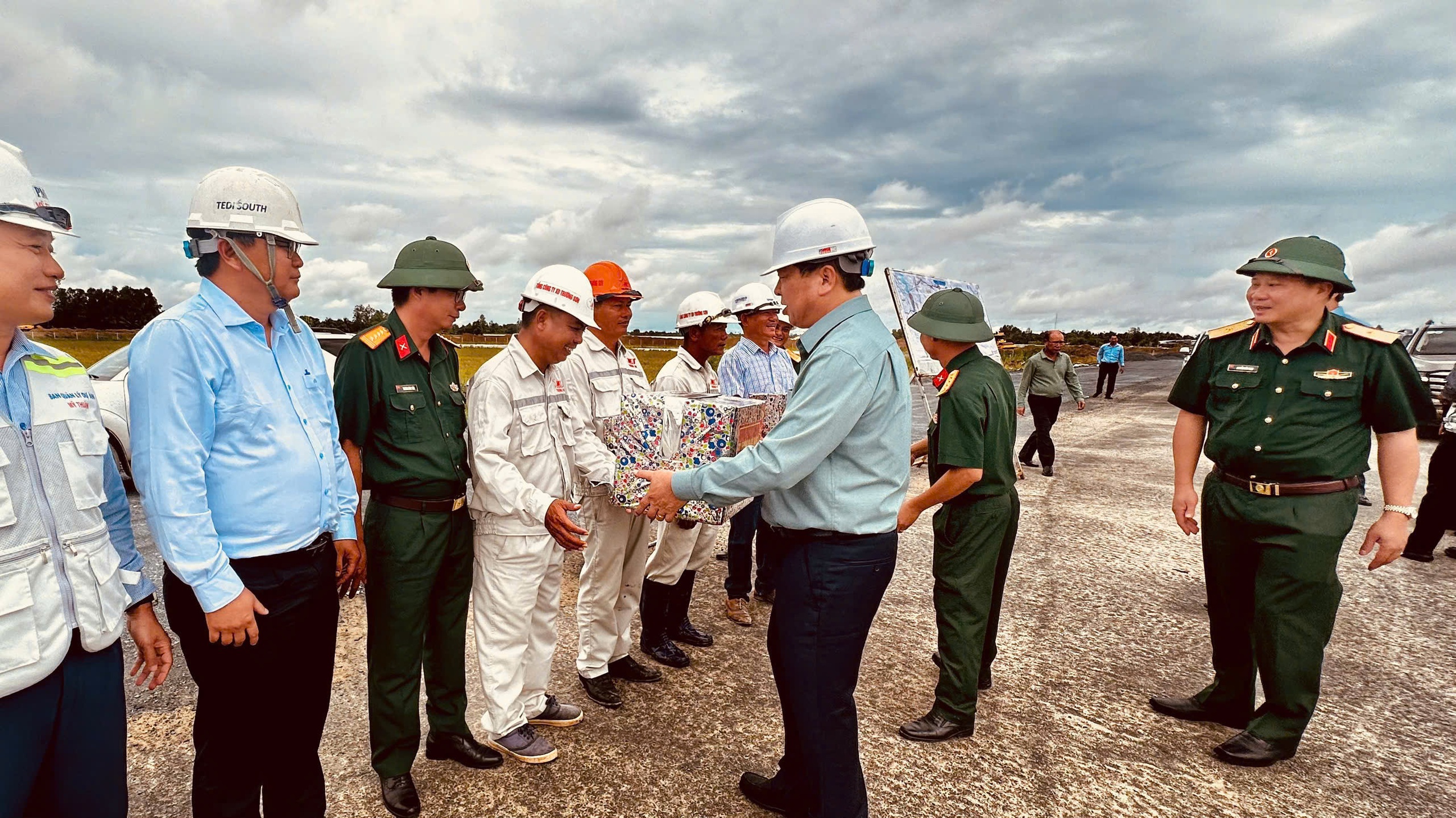 Bộ trưởng Trần Hồng Minh: Dốc toàn lực nối thông "mảnh ghép" cuối cùng cao tốc Bắc - Nam- Ảnh 8. Bộ trưởng Trần Hồng Minh: Dốc toàn lực nối thông "mảnh ghép" cuối cùng cao tốc Bắc - Nam- Ảnh 8.