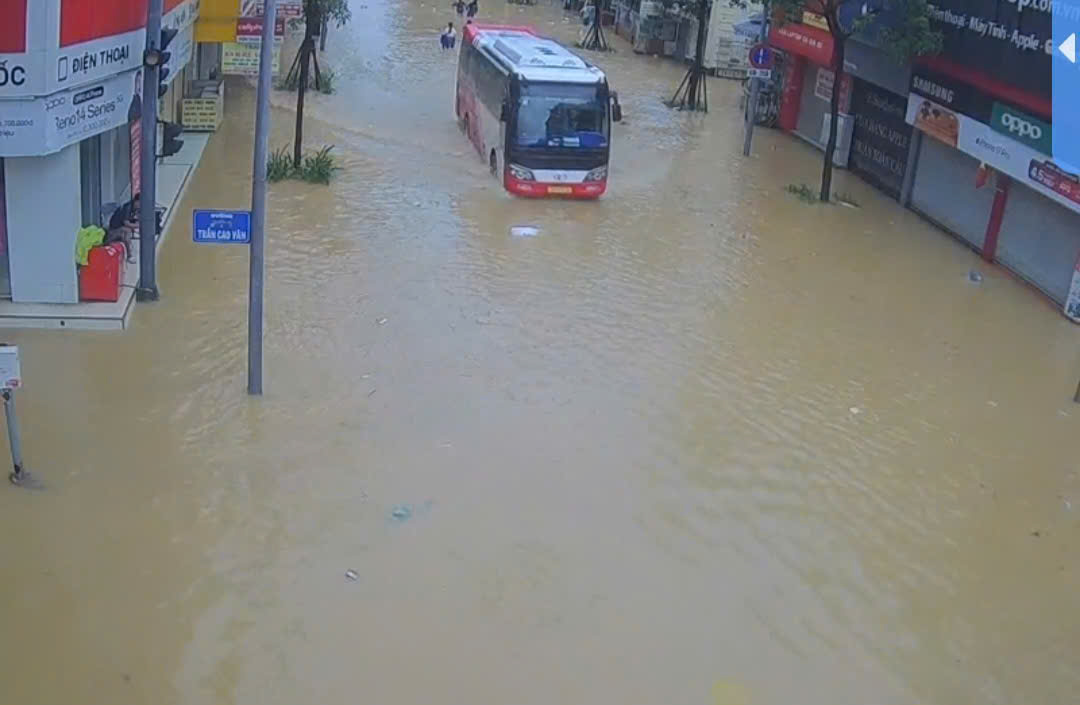 “Lũ chồng lũ” ở Huế, giao thông tê liệt, hơn 28.000 ngôi nhà chìm trong biển nước- Ảnh 1. “Lũ chồng lũ” ở Huế, giao thông tê liệt, hơn 28.000 ngôi nhà chìm trong biển nước- Ảnh 1.