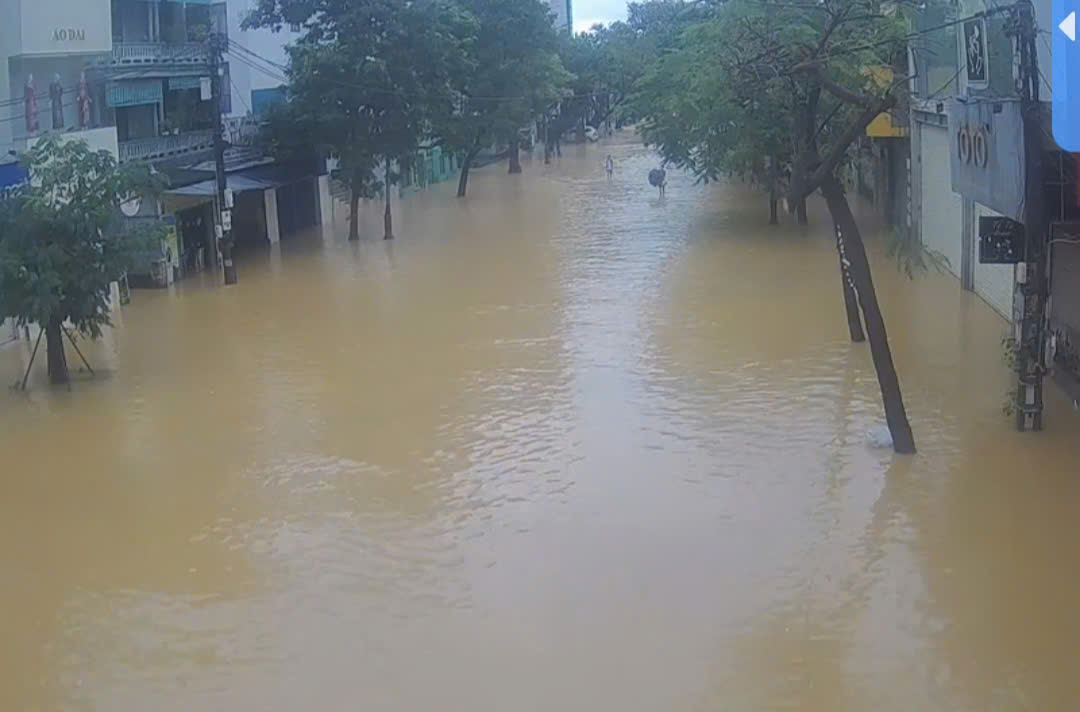 “Lũ chồng lũ” ở Huế, giao thông tê liệt, hơn 28.000 ngôi nhà chìm trong biển nước- Ảnh 13. “Lũ chồng lũ” ở Huế, giao thông tê liệt, hơn 28.000 ngôi nhà chìm trong biển nước- Ảnh 13.