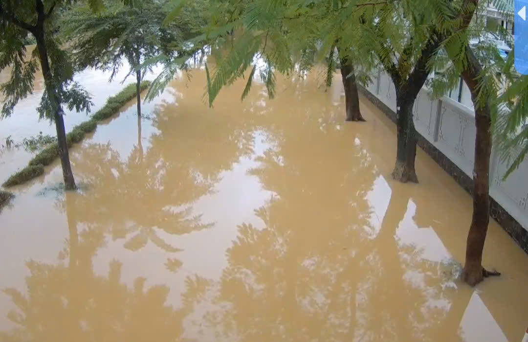 “Lũ chồng lũ” ở Huế, giao thông tê liệt, hơn 28.000 ngôi nhà chìm trong biển nước- Ảnh 2. “Lũ chồng lũ” ở Huế, giao thông tê liệt, hơn 28.000 ngôi nhà chìm trong biển nước- Ảnh 2.
