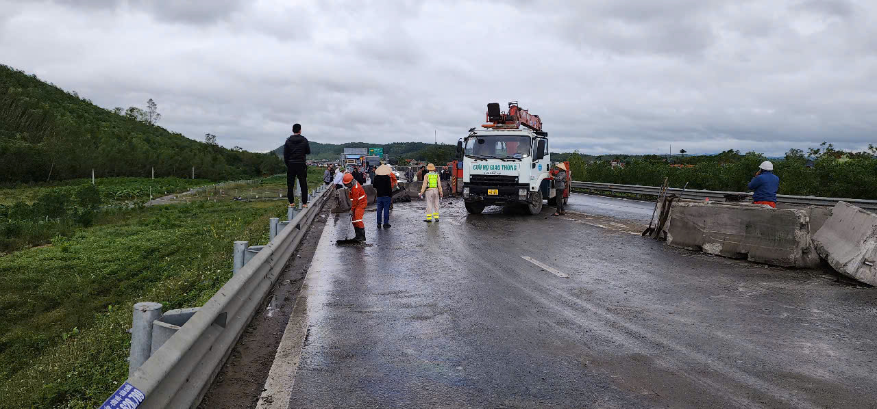 Xe đầu k&eacute;o h&uacute;c bay dải ph&acirc;n c&aacute;ch, cao tốc qua Nghệ An tắc d&agrave;i nhiều giờ- Ảnh 2.