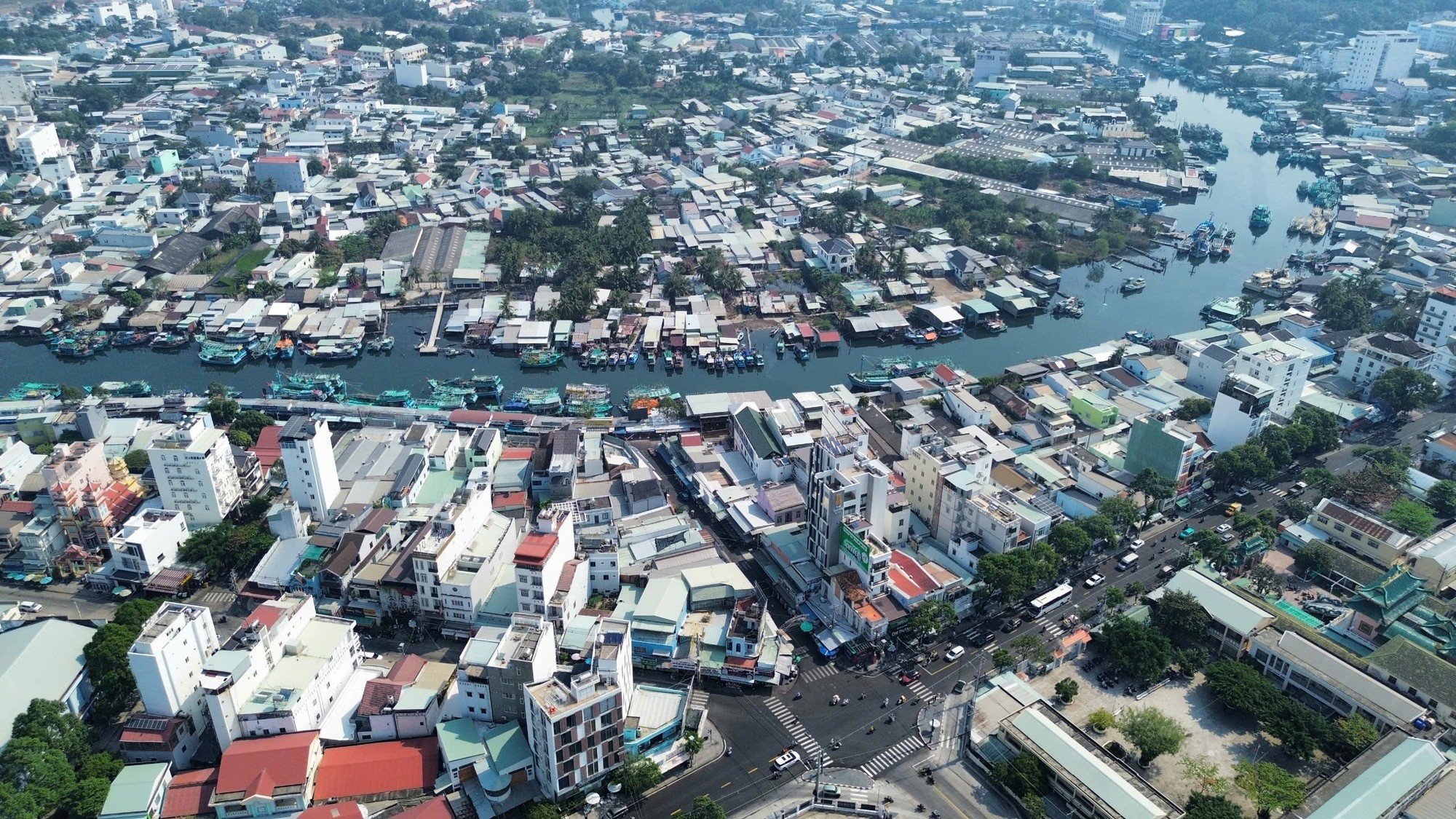 &Eacute;p cọc tr&uacute;ng c&aacute;p ngầm vượt biển g&acirc;y mất điện diện rộng ở Ph&uacute; Quốc- Ảnh 2.