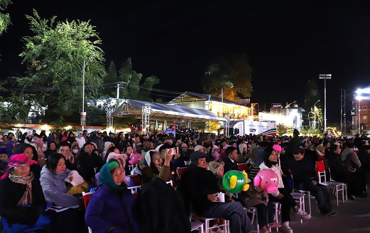 Khai mạc lễ hội hoa Tam gi&aacute;c mạch v&agrave; vinh danh c&aacute;c danh hiệu du lịch Tuy&ecirc;n Quang năm 2025- Ảnh 5.