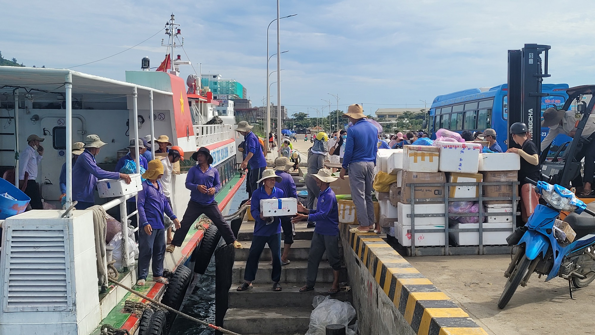 Vận tải đường thủy an toàn, trợ lực để du lịch Lý Sơn phát triển- Ảnh 3. Vận tải đường thủy an toàn, trợ lực để du lịch Lý Sơn phát triển- Ảnh 3.