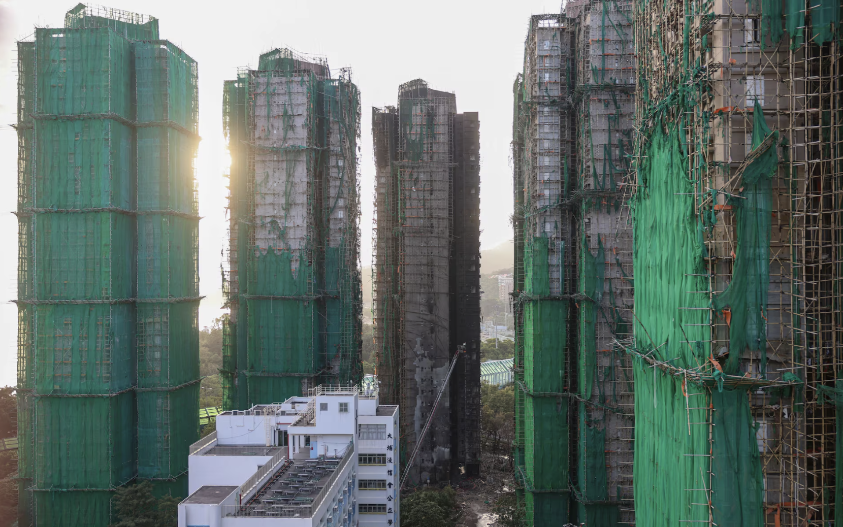 Cháy chung cư ở Hong Kong: Phát hiện thêm nhiều thi thể trên mái nhà, đã có 146 người chết- Ảnh 3. Vụ cháy chung cư tại Hong Kong: 30 dự án xây dựng bị đình chỉ vì lo ngại an toàn