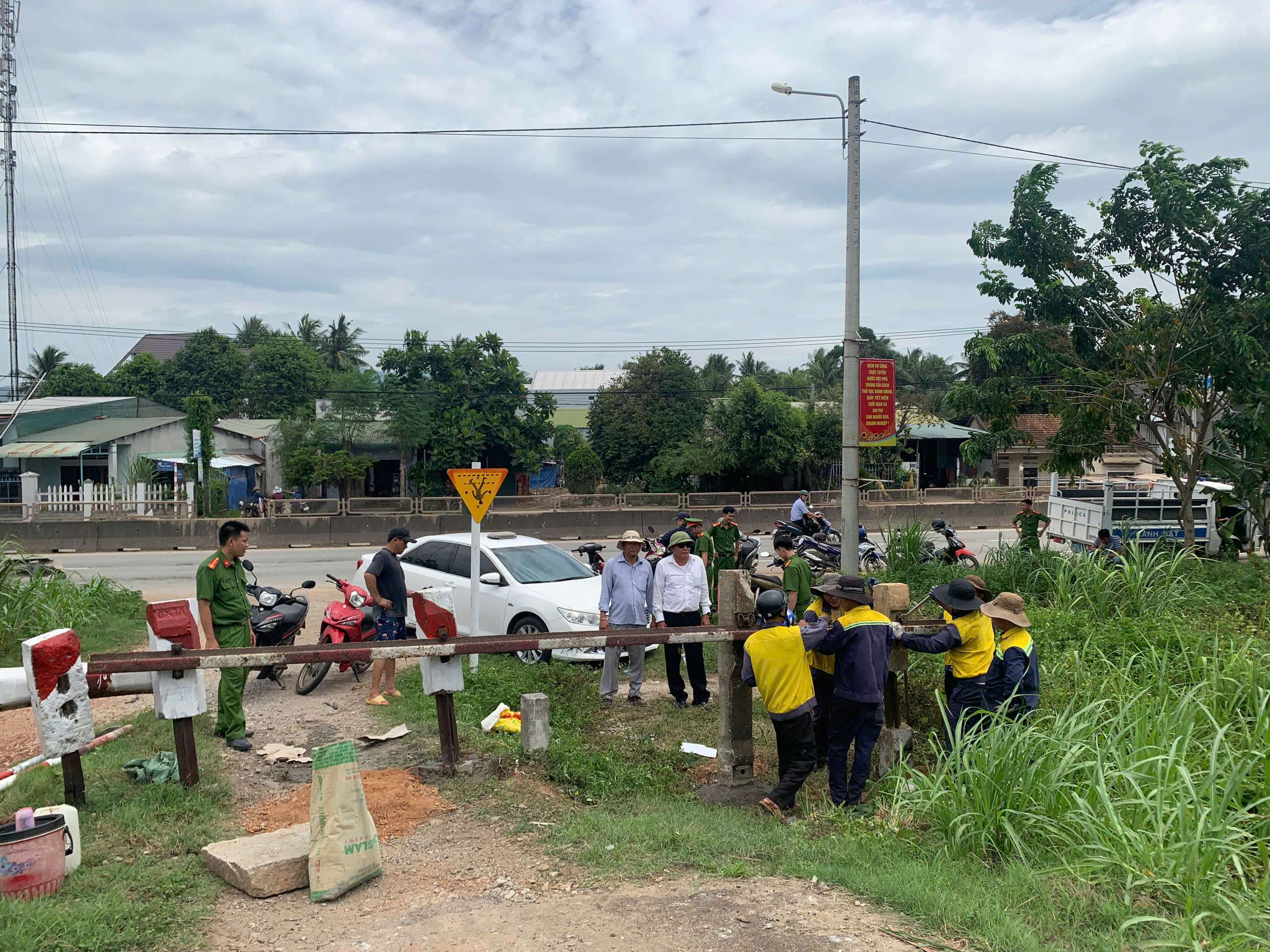 Gia Lai xử l&yacute; 64 lối đi tự mở, siết chặt an to&agrave;n đường sắt- Ảnh 2.