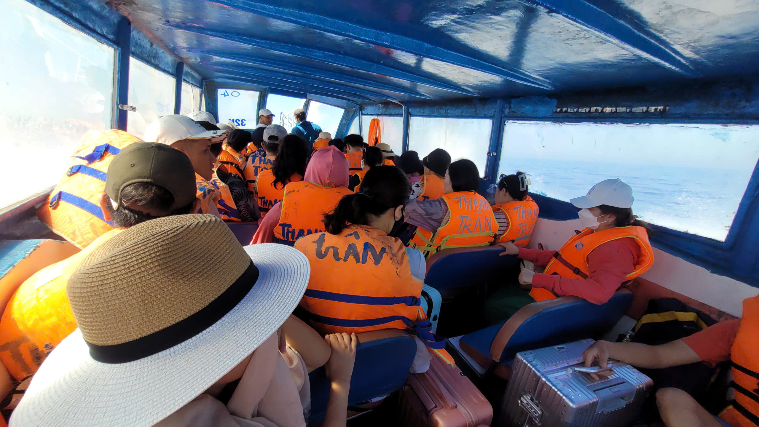 Vận tải đường thủy an toàn, trợ lực để du lịch Lý Sơn phát triển- Ảnh 6. Vận tải đường thủy an toàn, trợ lực để du lịch Lý Sơn phát triển- Ảnh 6.