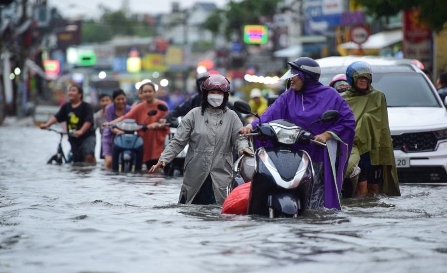 Nhẹ g&aacute;nh &acirc;u lo nhờ c&oacute; MB bảo vệ nguồn thu nhập m&ugrave;a b&atilde;o- Ảnh 1.