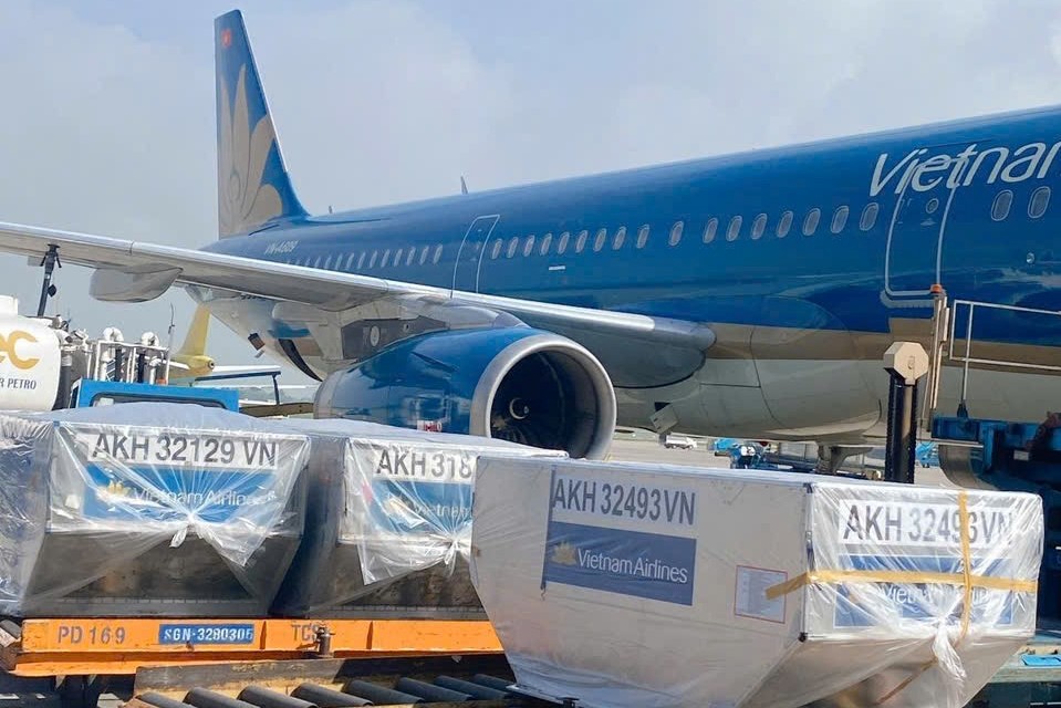 Vietnam Airlines ủng hộ 5,5 tỷ đồng, vận chuyển miễn ph&iacute; h&agrave;ng cứu trợ tới miền Trung- Ảnh 1.