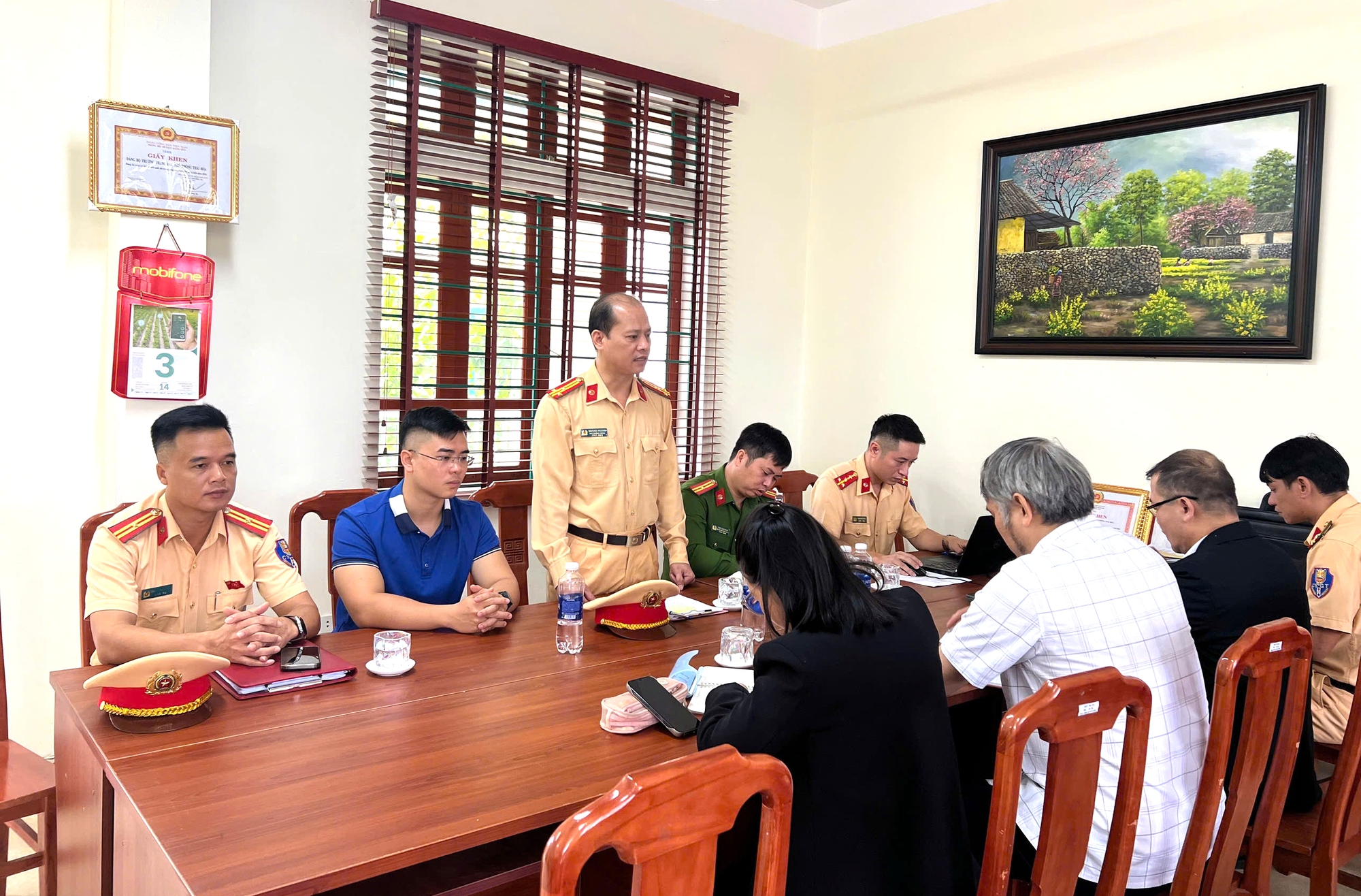 CSGT Tuyên Quang chỉ rõ những lỗi vi phạm ngay tại nhà xe của trường- Ảnh 1. CSGT Tuyên Quang chỉ rõ những lỗi vi phạm ngay tại nhà xe của trường- Ảnh 1.