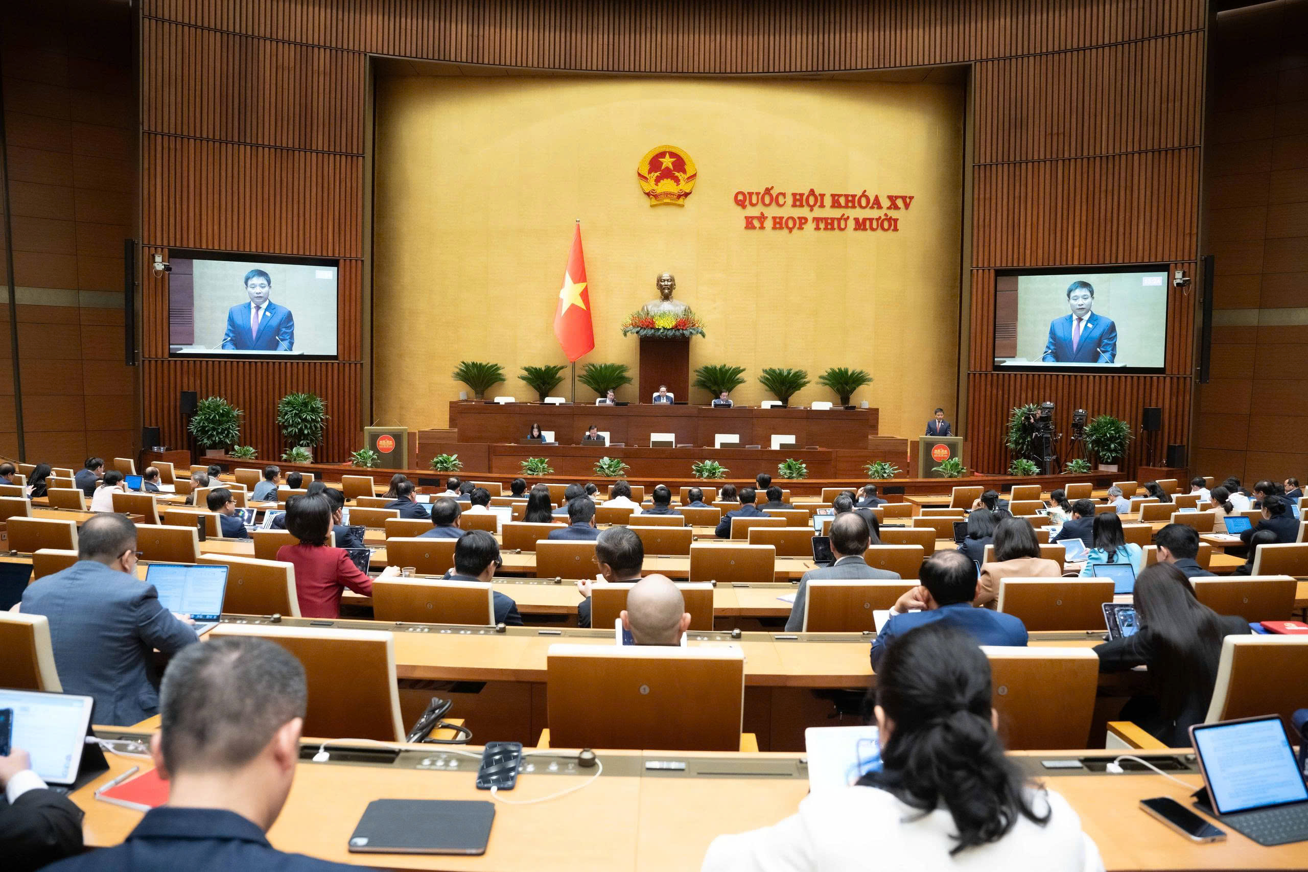 Để xảy ra l&atilde;ng ph&iacute; trong cơ quan, người đứng đầu phải chịu tr&aacute;ch nhiệm- Ảnh 1.