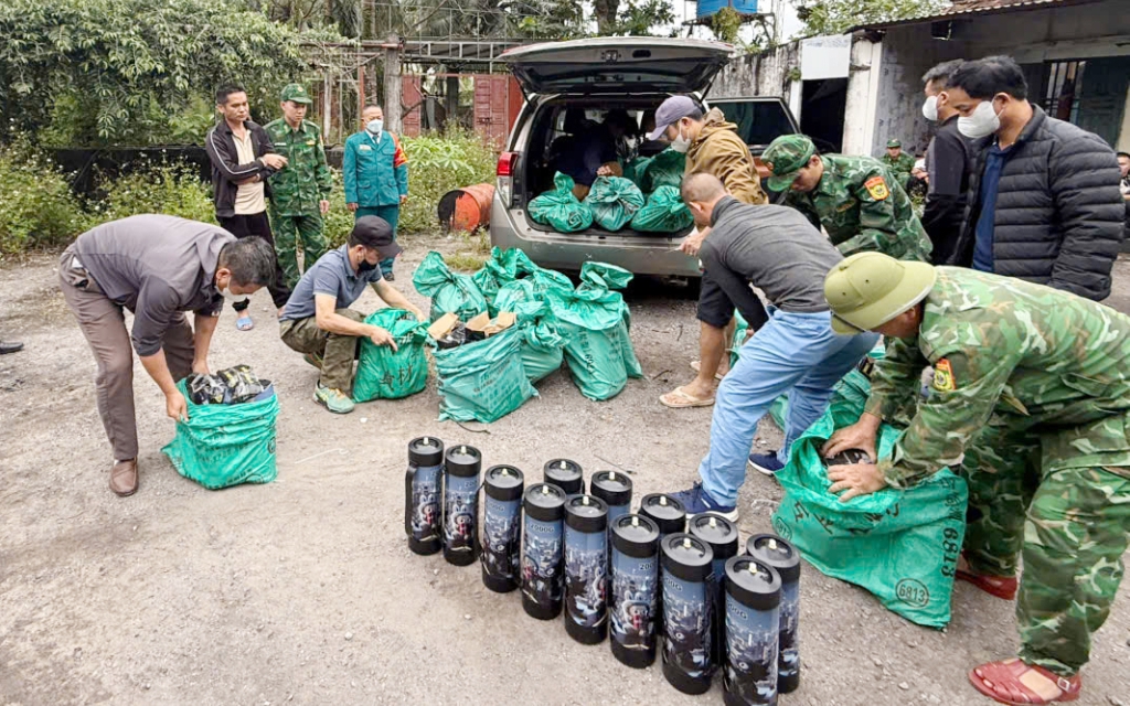 Bắt đối tượng vận chuyển trái phép 224 bình khí cười tại Quảng Ninh- Ảnh 2. Quảng Ninh: Triệt phá đường dây buôn bán, vận chuyển khí cười quy mô lớn