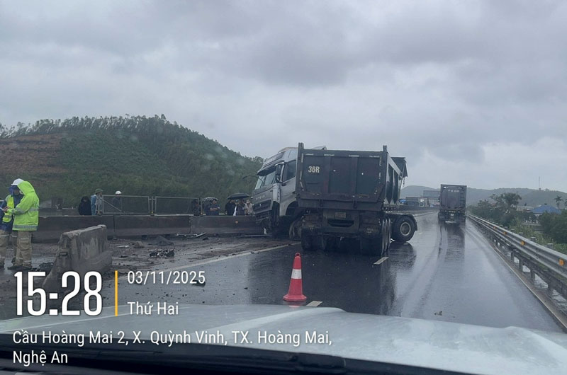 Hiện trường vụ tai nạn tr&ecirc;n cao tốc Bắc - Nam đoạn Nghi Sơn - Diễn Ch&acirc;u khiến tuyến đường &aacute;ch tắc.
