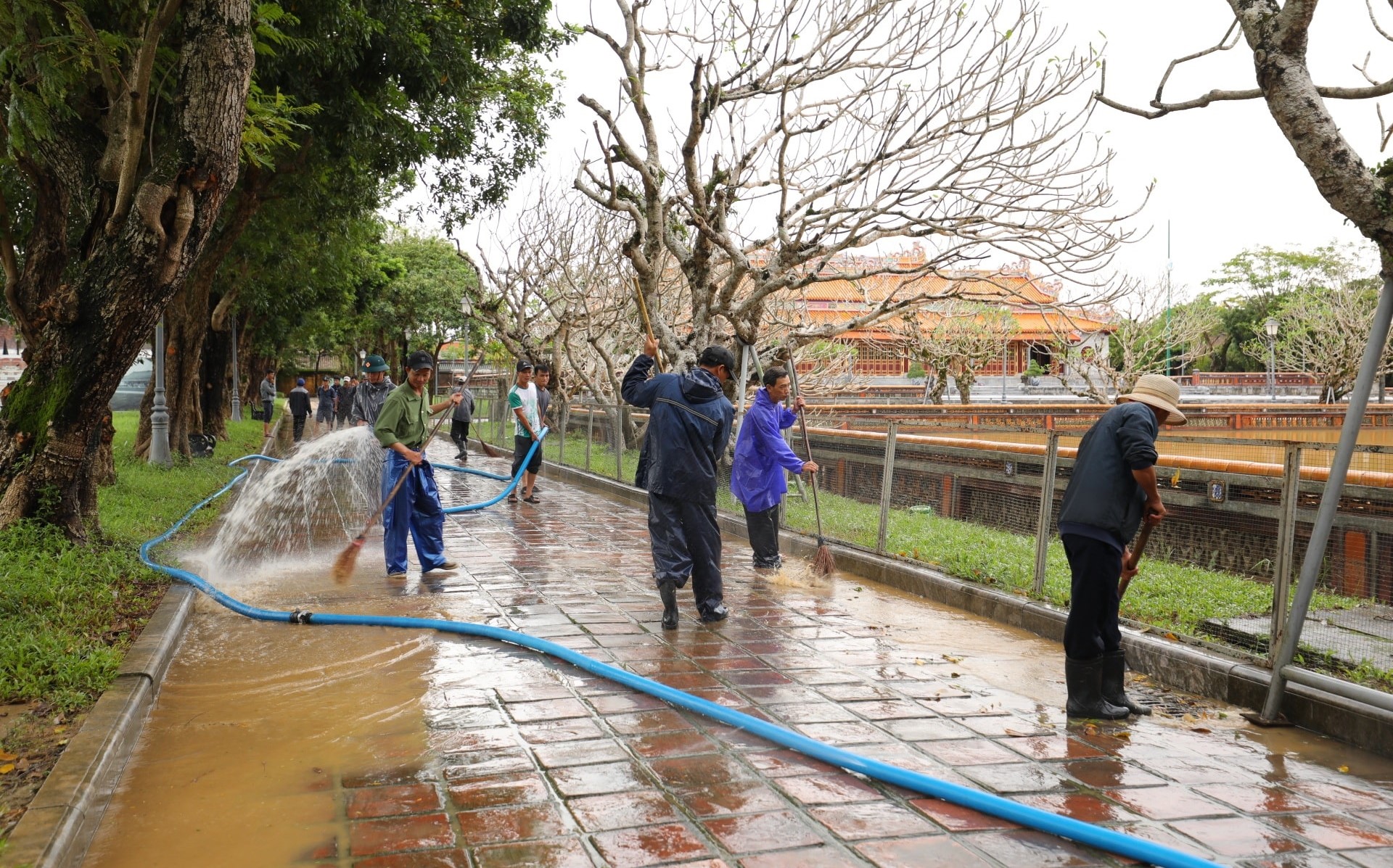 Mưa lũ làm một đoạn tường Hoàng thành Huế bị sập- Ảnh 3. Mưa lũ làm một đoạn tường Hoàng thành Huế bị sập- Ảnh 3.