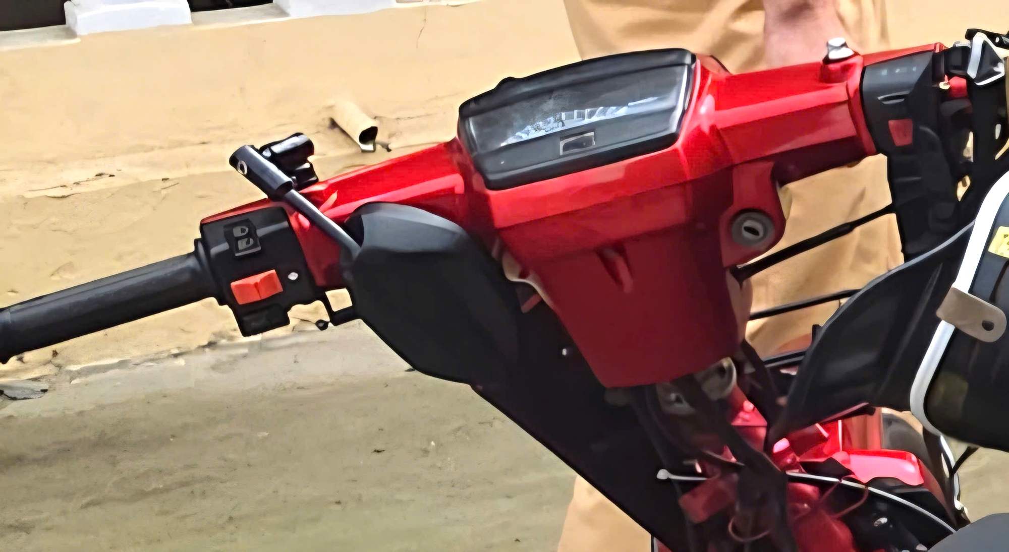 CSGT Tuyên Quang chỉ rõ những lỗi vi phạm ngay tại nhà xe của trường- Ảnh 7. CSGT Tuyên Quang chỉ rõ những lỗi vi phạm ngay tại nhà xe của trường- Ảnh 7.