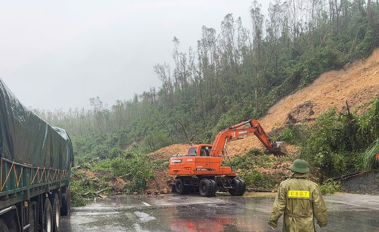 Huy động nh&acirc;n lực, m&aacute;y m&oacute;c nỗ lực khắc phục c&aacute;c điểm sạt lở sau mưa lớn ở H&agrave; Tĩnh- Ảnh 1.