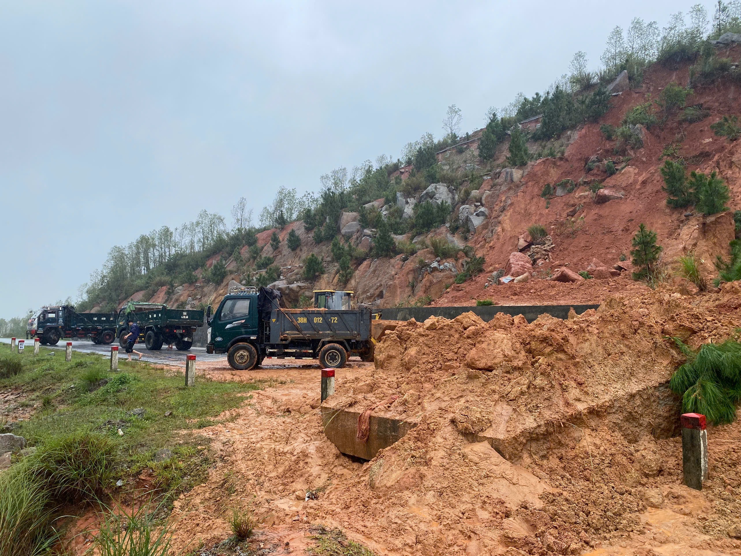 Huy động nh&acirc;n lực, m&aacute;y m&oacute;c nỗ lực khắc phục c&aacute;c điểm sạt lở sau mưa lớn ở H&agrave; Tĩnh- Ảnh 2.