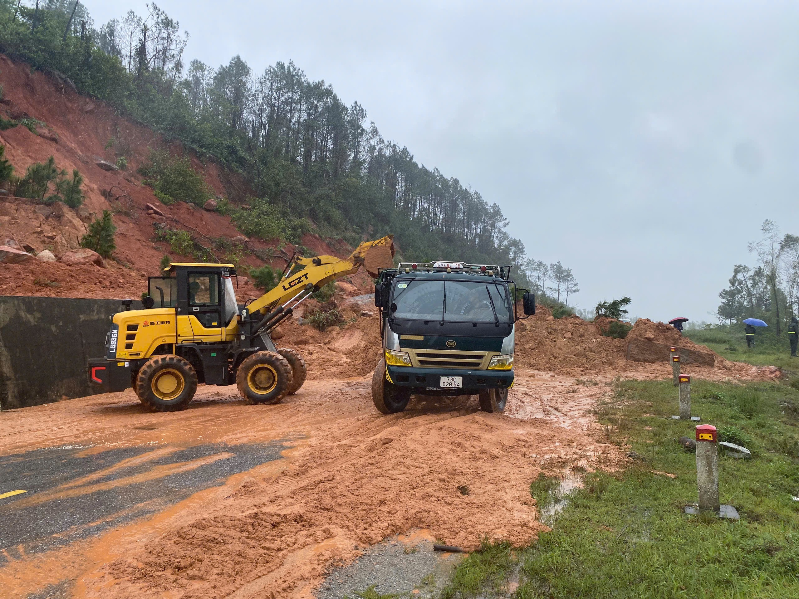 Huy động nh&acirc;n lực, m&aacute;y m&oacute;c nỗ lực khắc phục c&aacute;c điểm sạt lở sau mưa lớn ở H&agrave; Tĩnh- Ảnh 3.