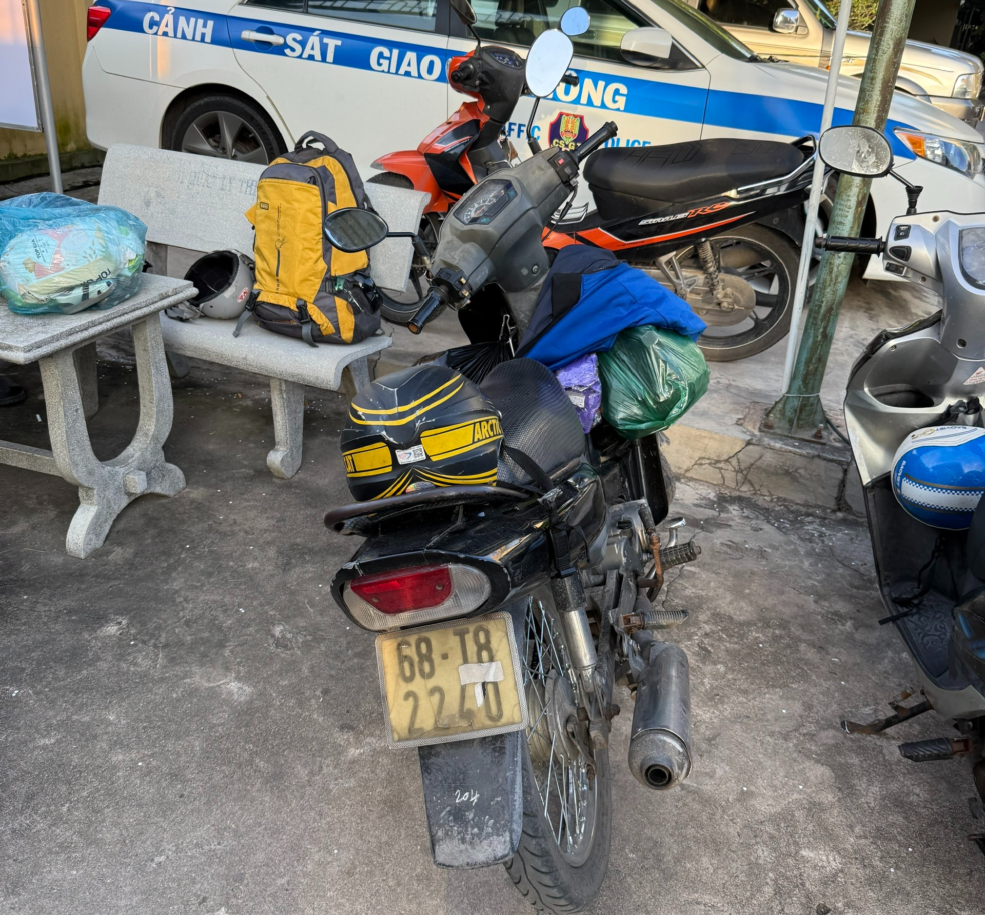 Người đ&agrave;n &ocirc;ng chở gia đ&igrave;nh băng qua mưa lũ đi chữa bệnh cho con v&agrave; c&aacute;i kết ấm l&ograve;ng- Ảnh 2.