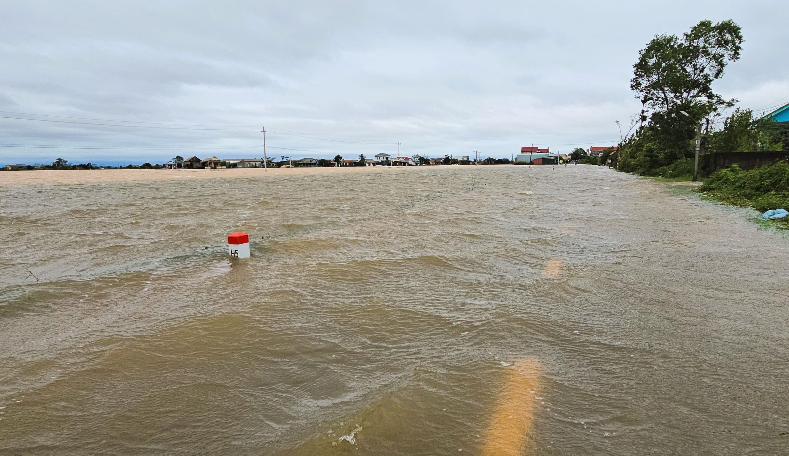 Nước lũ chưa kịp r&uacute;t hết, Quảng Trị lại sẵn s&agrave;ng di dời d&acirc;n tr&aacute;nh b&atilde;o Kalmaegi- Ảnh 1.
