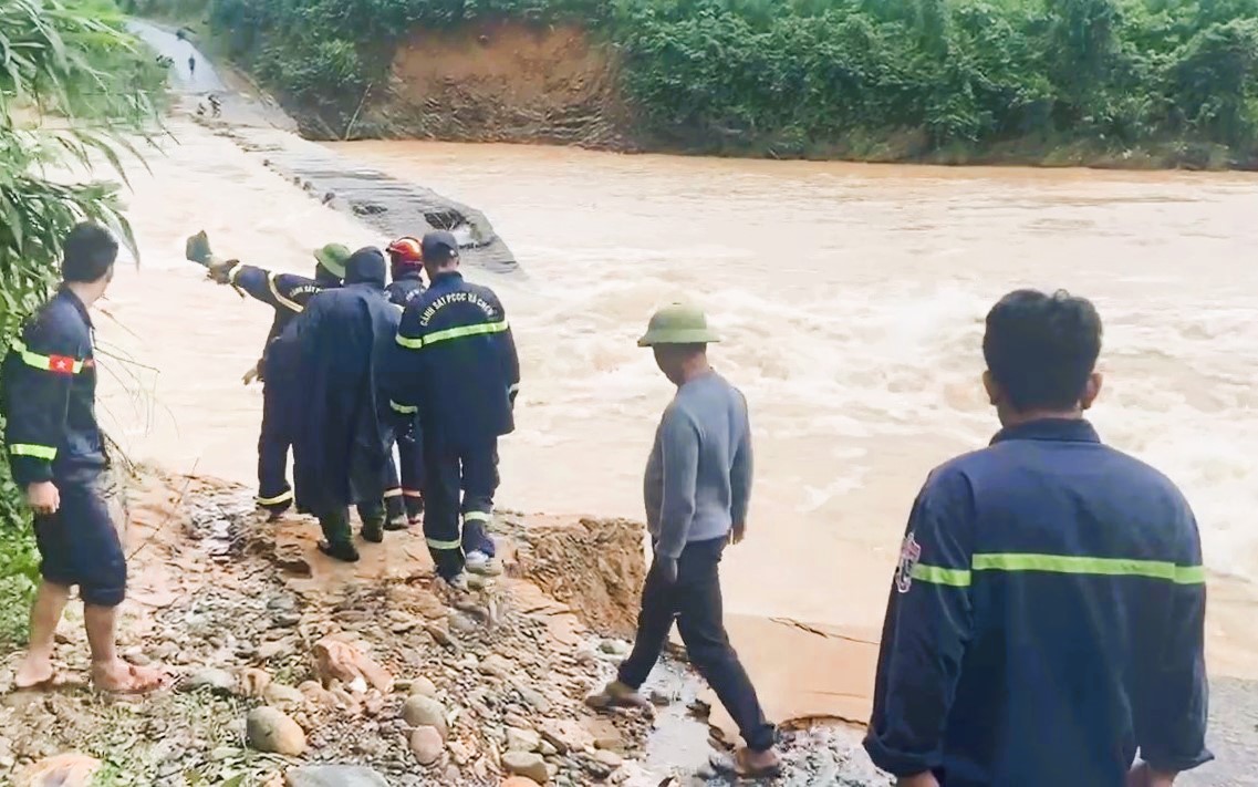 Quảng Trị gia tăng thiệt hại do mưa lũ, giao thông nhiều khu vực ở Huế còn bị chia cắt- Ảnh 7. Nước lũ chưa kịp rút hết, Quảng Trị lại sẵn sàng di dời dân tránh bão Kalmaegi