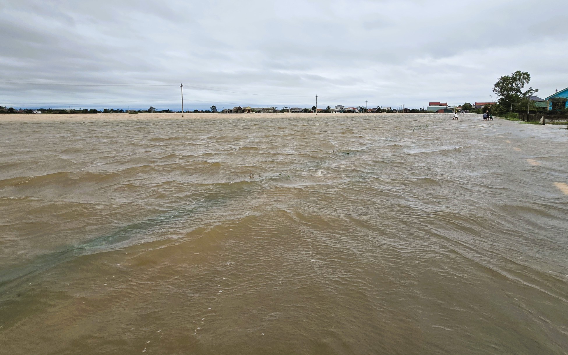 Quảng Trị vẫn c&ograve;n h&agrave;ng ngh&igrave;n hộ d&acirc;n ngập lụt, gần 18.000 học sinh nghỉ học