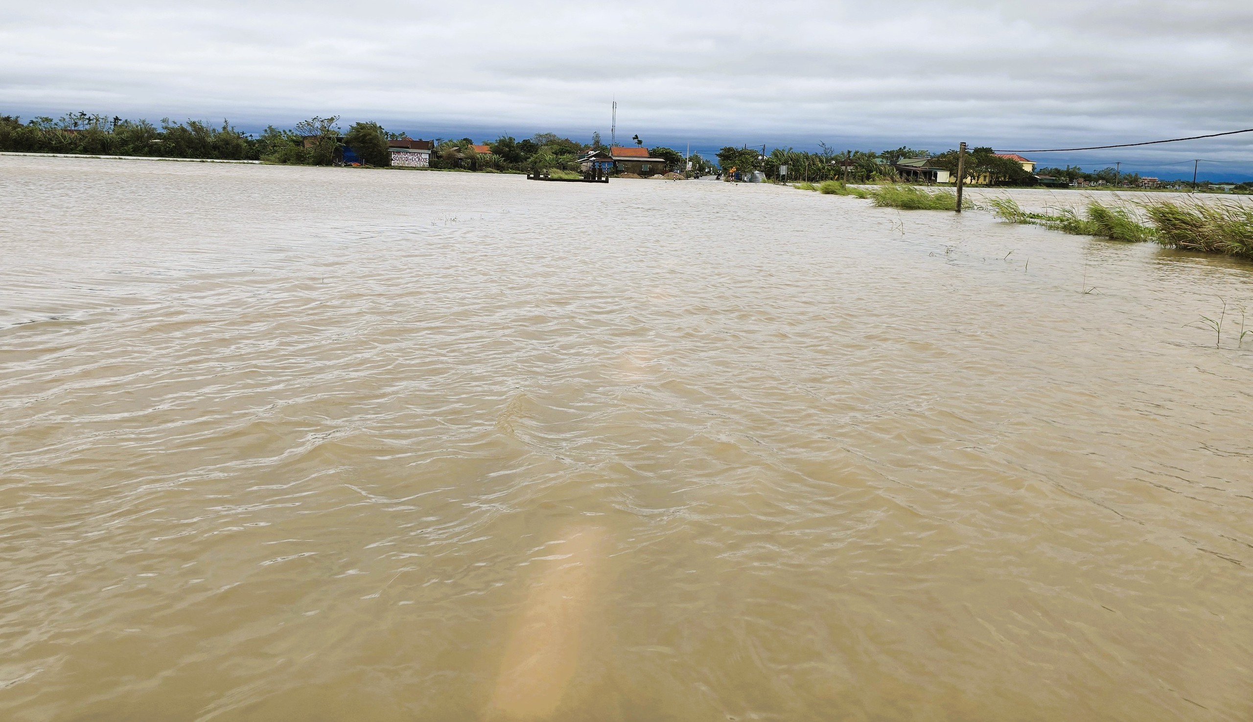 Quảng Trị vẫn còn hàng nghìn hộ dân ngập lụt, gần 18.000 học sinh nghỉ học- Ảnh 2. Quảng Trị vẫn còn hàng nghìn hộ dân ngập lụt, gần 18.000 học sinh nghỉ học- Ảnh 2.