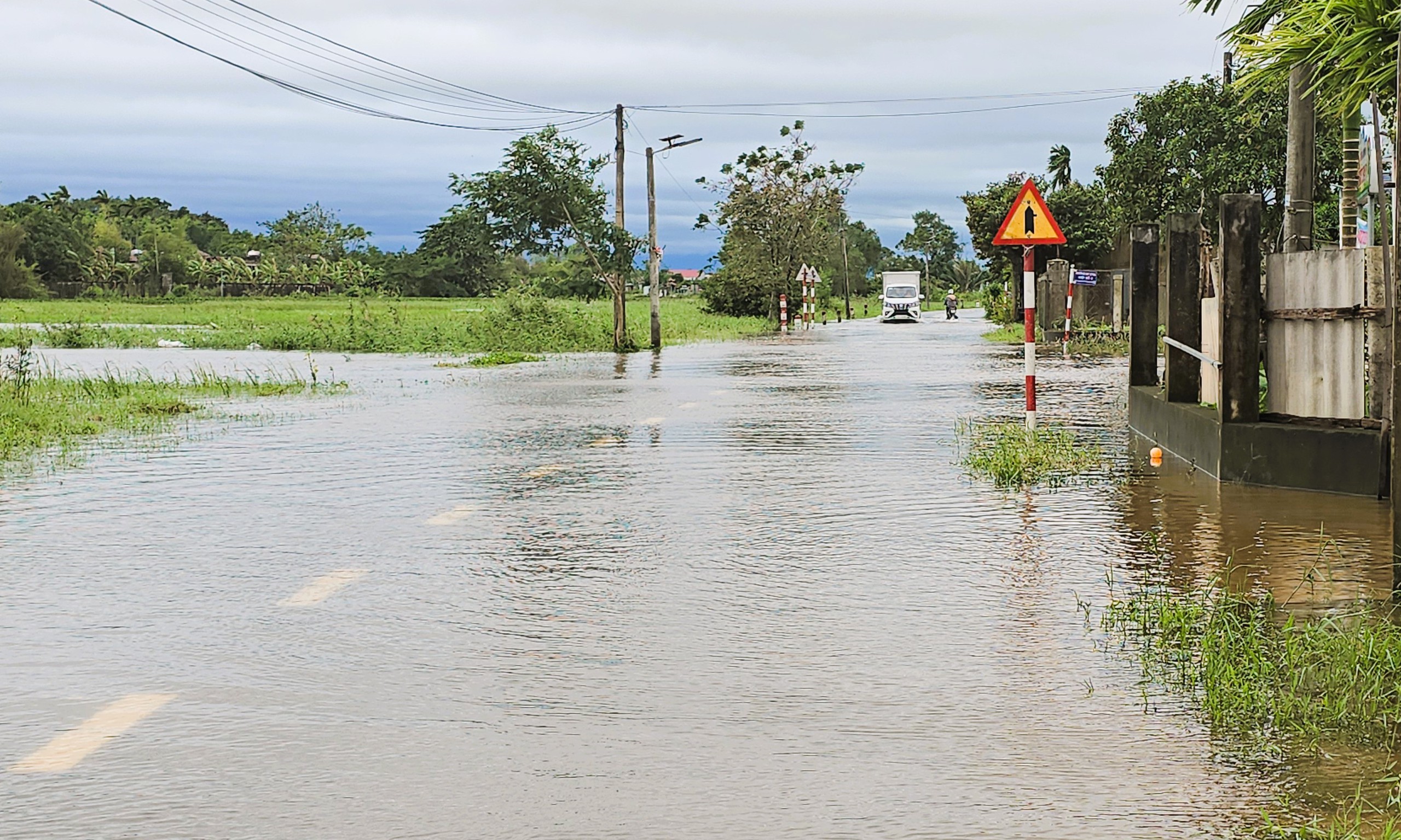 Quảng Trị vẫn còn hàng nghìn hộ dân ngập lụt, gần 18.000 học sinh nghỉ học- Ảnh 8. Quảng Trị vẫn còn hàng nghìn hộ dân ngập lụt, gần 18.000 học sinh nghỉ học- Ảnh 8.