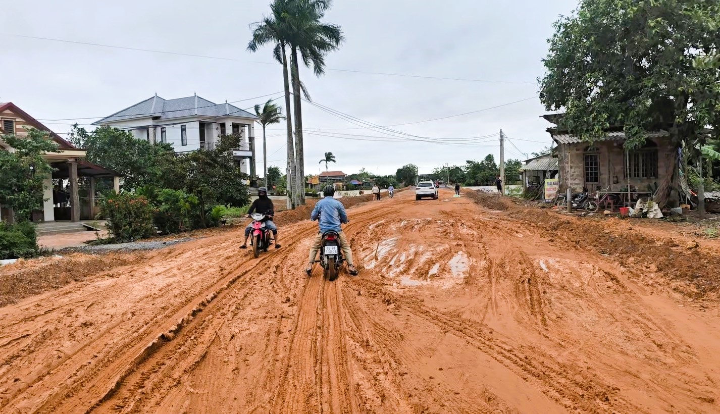 Quảng Trị vẫn còn hàng nghìn hộ dân ngập lụt, gần 18.000 học sinh nghỉ học- Ảnh 9. Quảng Trị vẫn còn hàng nghìn hộ dân ngập lụt, gần 18.000 học sinh nghỉ học- Ảnh 9.