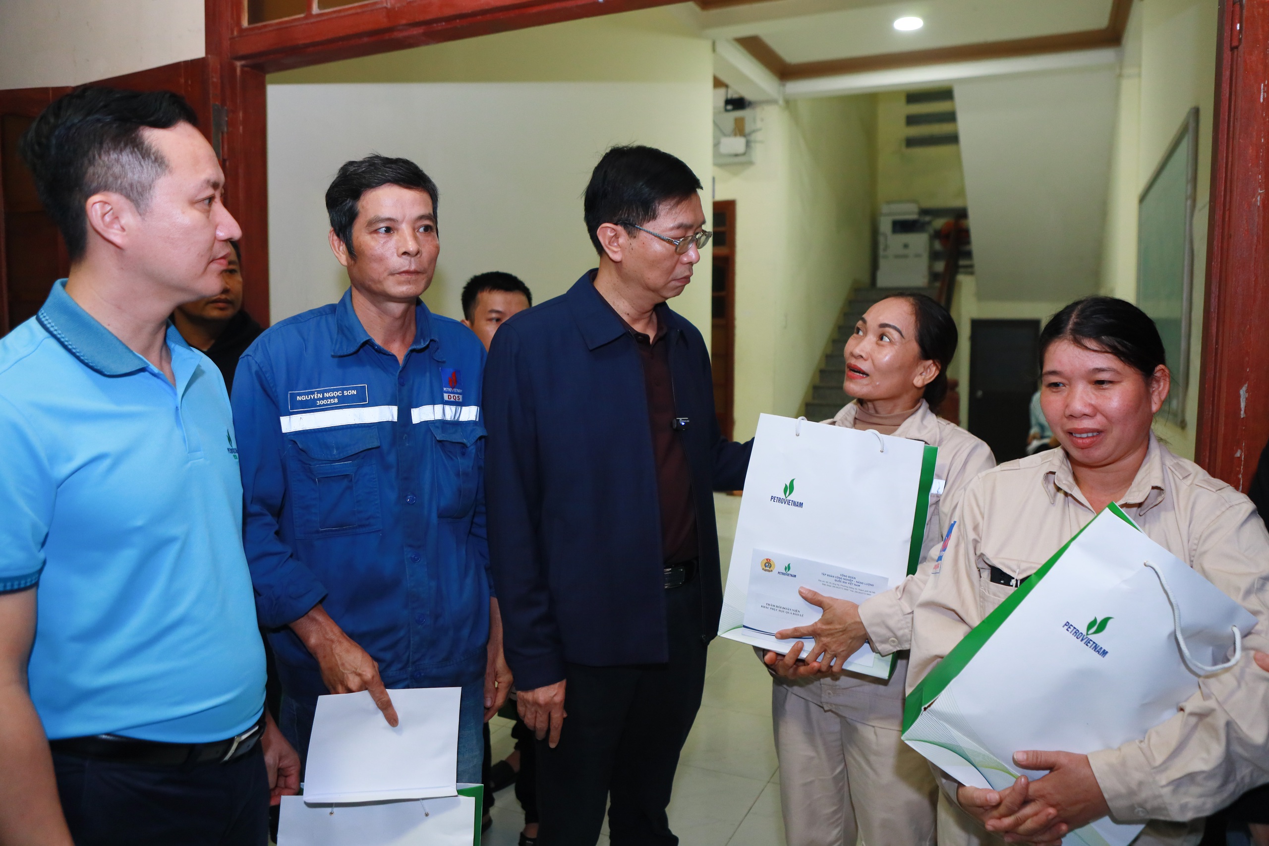 Petrovietnam kịp thời hỗ trợ c&aacute;c tỉnh miền Trung bị ảnh hưởng thi&ecirc;n tai- Ảnh 3.