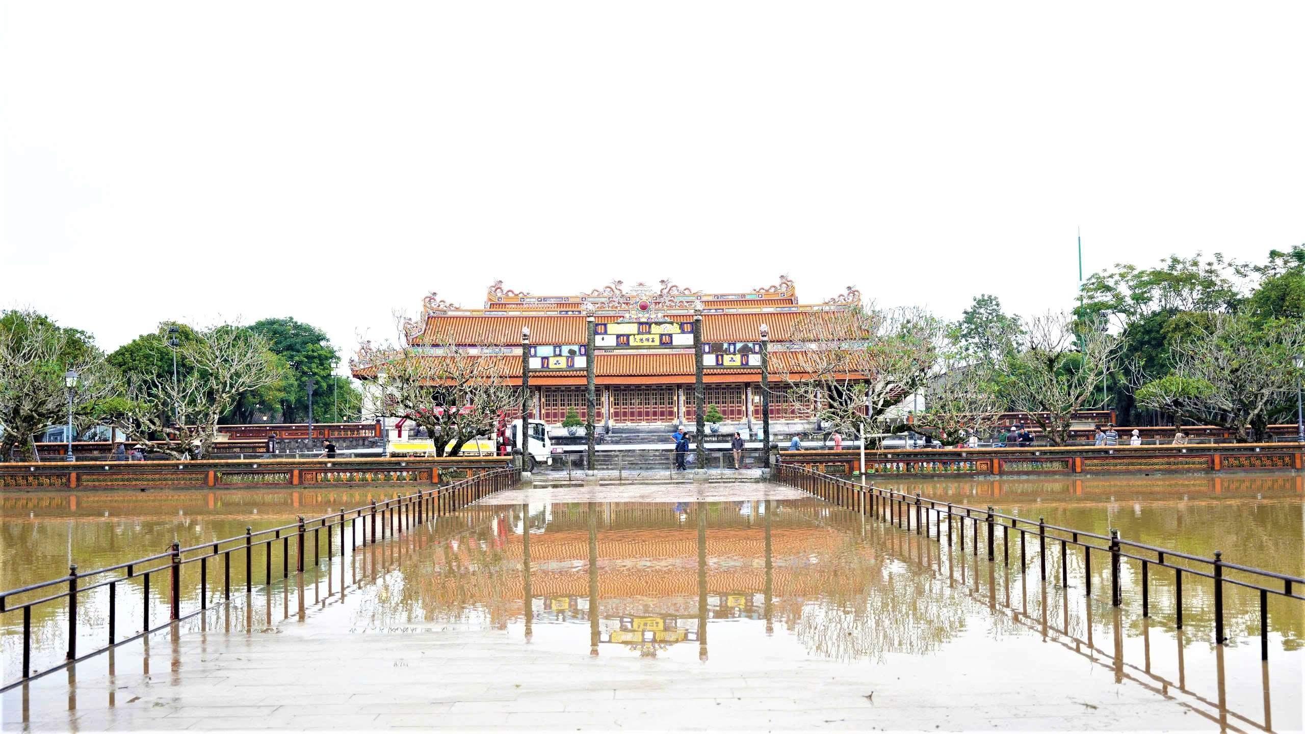 Mưa lũ làm một đoạn tường Hoàng thành Huế bị sập- Ảnh 4. Mưa lũ làm một đoạn tường Hoàng thành Huế bị sập- Ảnh 4.