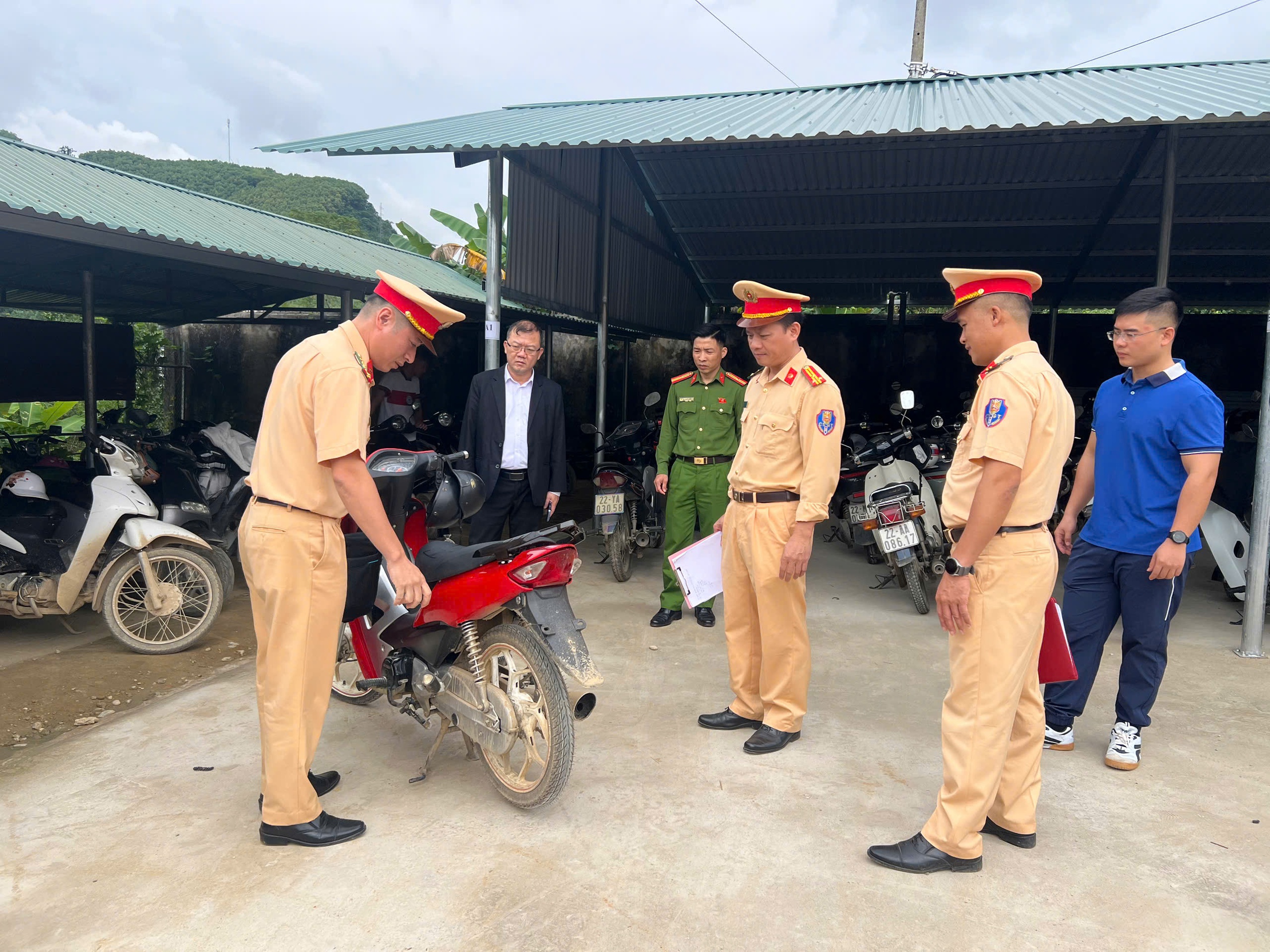 CSGT Tuyên Quang chỉ rõ những lỗi vi phạm ngay tại nhà xe của trường- Ảnh 2. CSGT Tuyên Quang chỉ rõ những lỗi vi phạm ngay tại nhà xe của trường- Ảnh 2.
