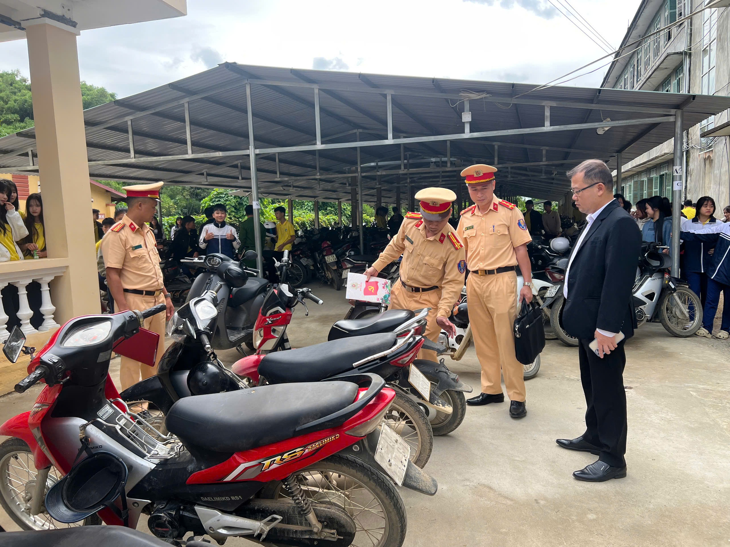 CSGT Tuyên Quang chỉ rõ những lỗi vi phạm ngay tại nhà xe của trường- Ảnh 3. CSGT Tuyên Quang chỉ rõ những lỗi vi phạm ngay tại nhà xe của trường- Ảnh 3.