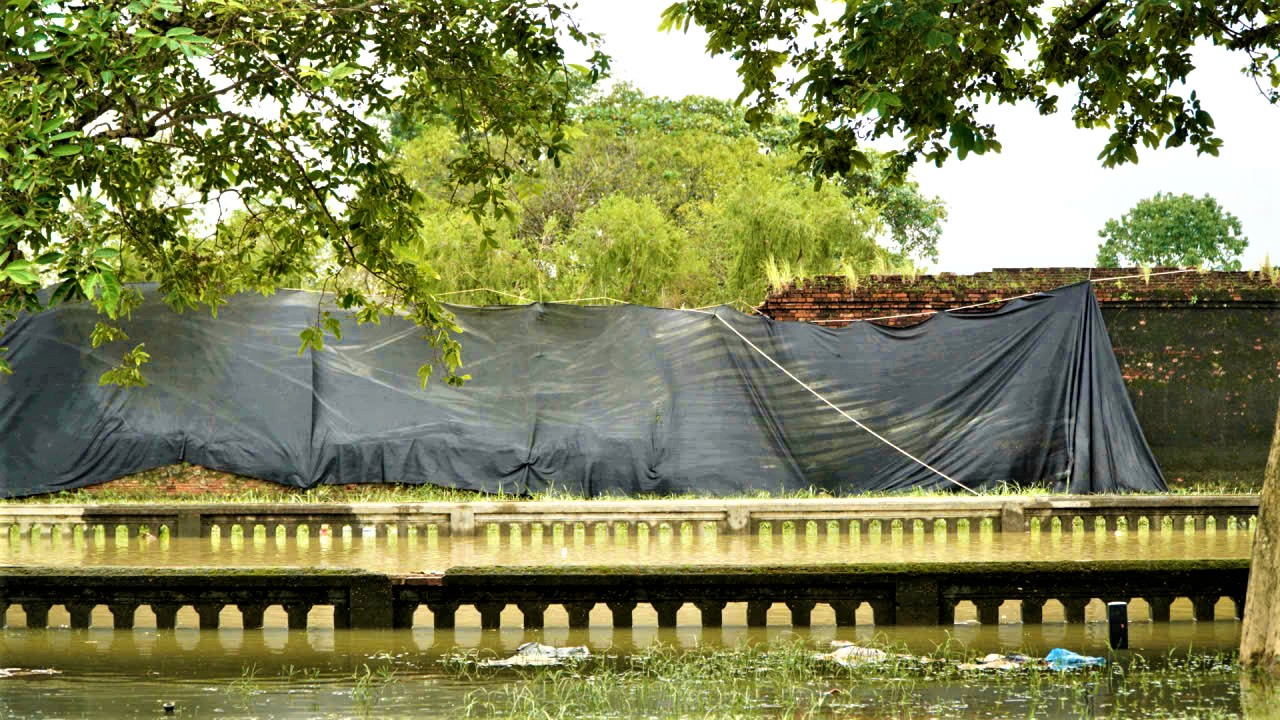 Mưa lũ làm một đoạn tường Hoàng thành Huế bị sập- Ảnh 2. Mưa lũ làm một đoạn tường Hoàng thành Huế bị sập- Ảnh 2.