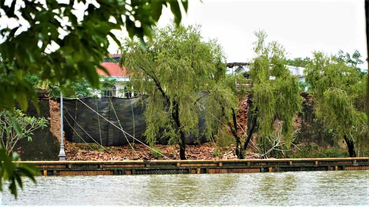 Mưa lũ làm một đoạn tường Hoàng thành Huế bị sập- Ảnh 1. Mưa lũ làm một đoạn tường Hoàng thành Huế bị sập- Ảnh 1.