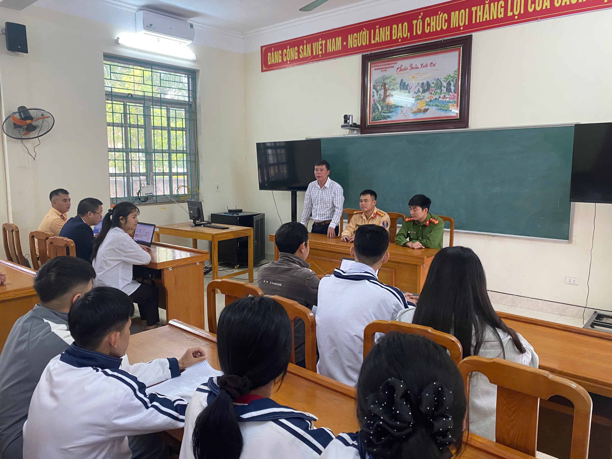 CSGT Tuyên Quang chỉ rõ những lỗi vi phạm ngay tại nhà xe của trường- Ảnh 9. CSGT Tuyên Quang chỉ rõ những lỗi vi phạm ngay tại nhà xe của trường- Ảnh 9.