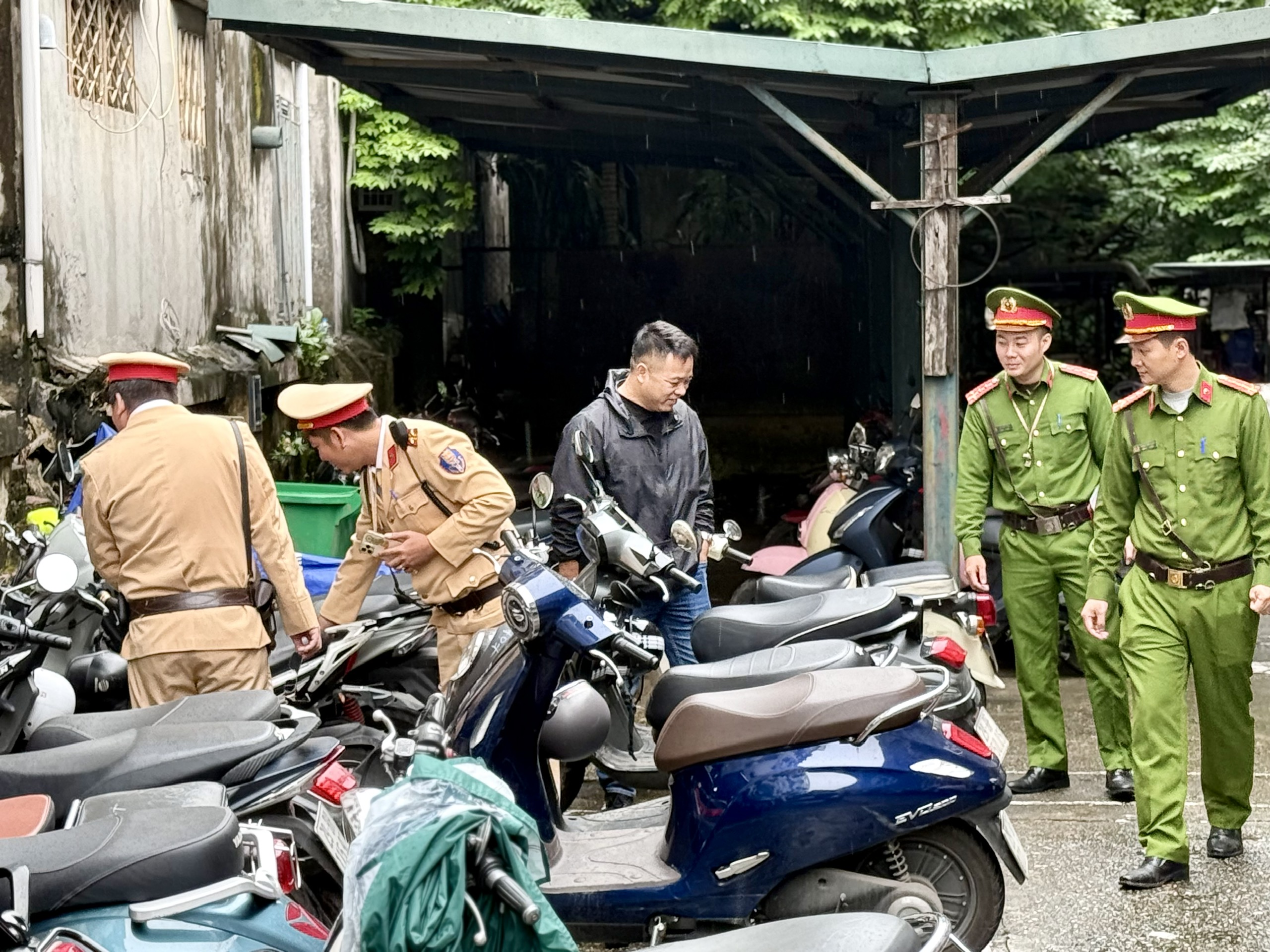 H&agrave; Nội siết chặt b&atilde;i xe quanh trường, xử l&yacute; học sinh vi phạm giao th&ocirc;ng- Ảnh 2.