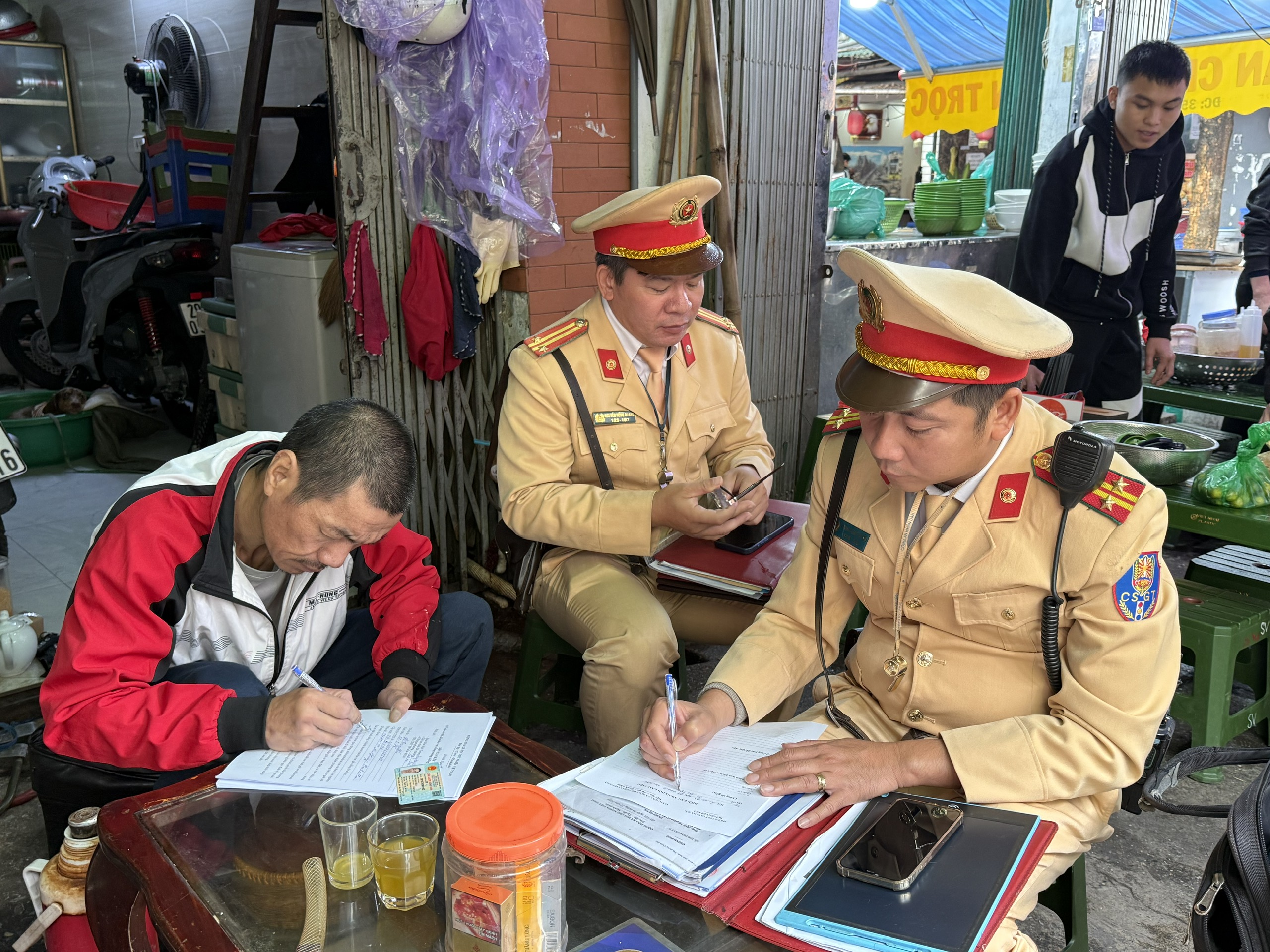 H&agrave; Nội siết chặt b&atilde;i xe quanh trường, xử l&yacute; học sinh vi phạm giao th&ocirc;ng- Ảnh 6.