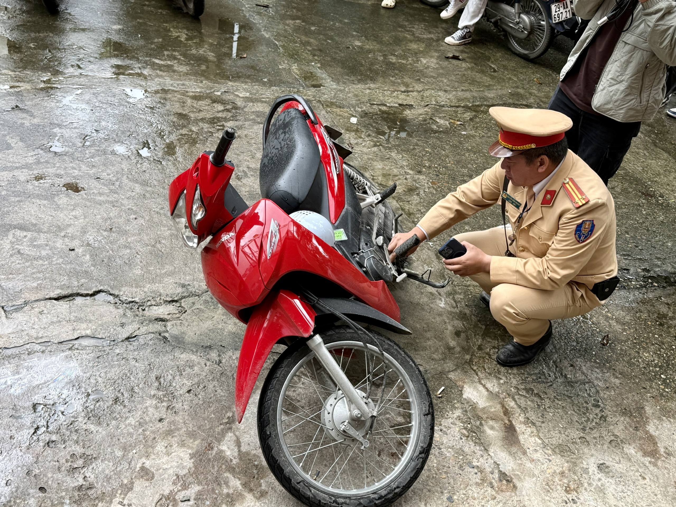 H&agrave; Nội siết chặt b&atilde;i xe quanh trường, xử l&yacute; học sinh vi phạm giao th&ocirc;ng- Ảnh 7.