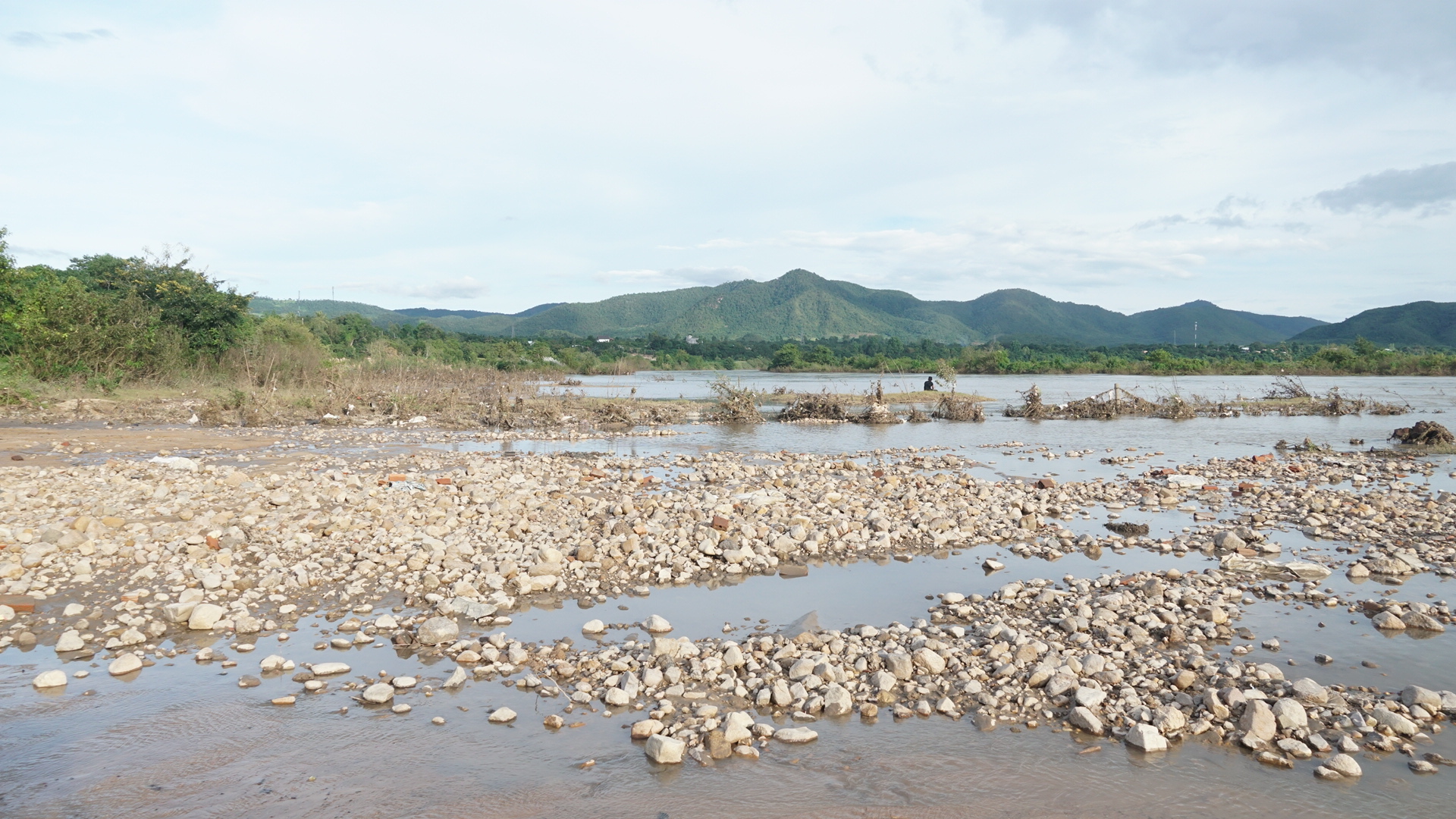 Toàn cảnh sạt lở bờ sông Ba cuốn trôi 100ha đất, hơn 3.500 người dân Gia Lai bị ảnh hưởng- Ảnh 3. Toàn cảnh sạt lở bờ sông Ba cuốn trôi 100ha đất, hơn 3.500 người dân Gia Lai bị ảnh hưởng- Ảnh 3.