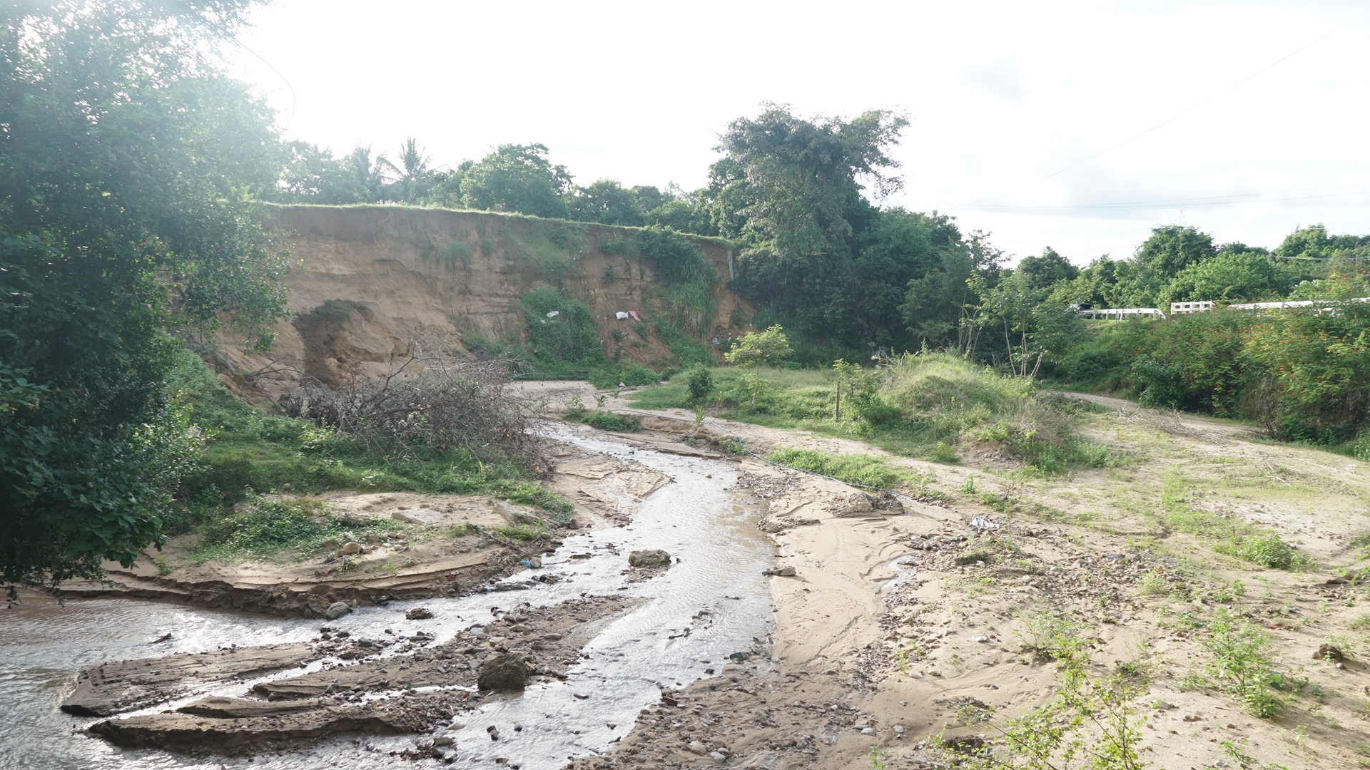 Toàn cảnh sạt lở bờ sông Ba cuốn trôi 100ha đất, hơn 3.500 người dân Gia Lai bị ảnh hưởng- Ảnh 4. Toàn cảnh sạt lở bờ sông Ba cuốn trôi 100ha đất, hơn 3.500 người dân Gia Lai bị ảnh hưởng- Ảnh 4.
