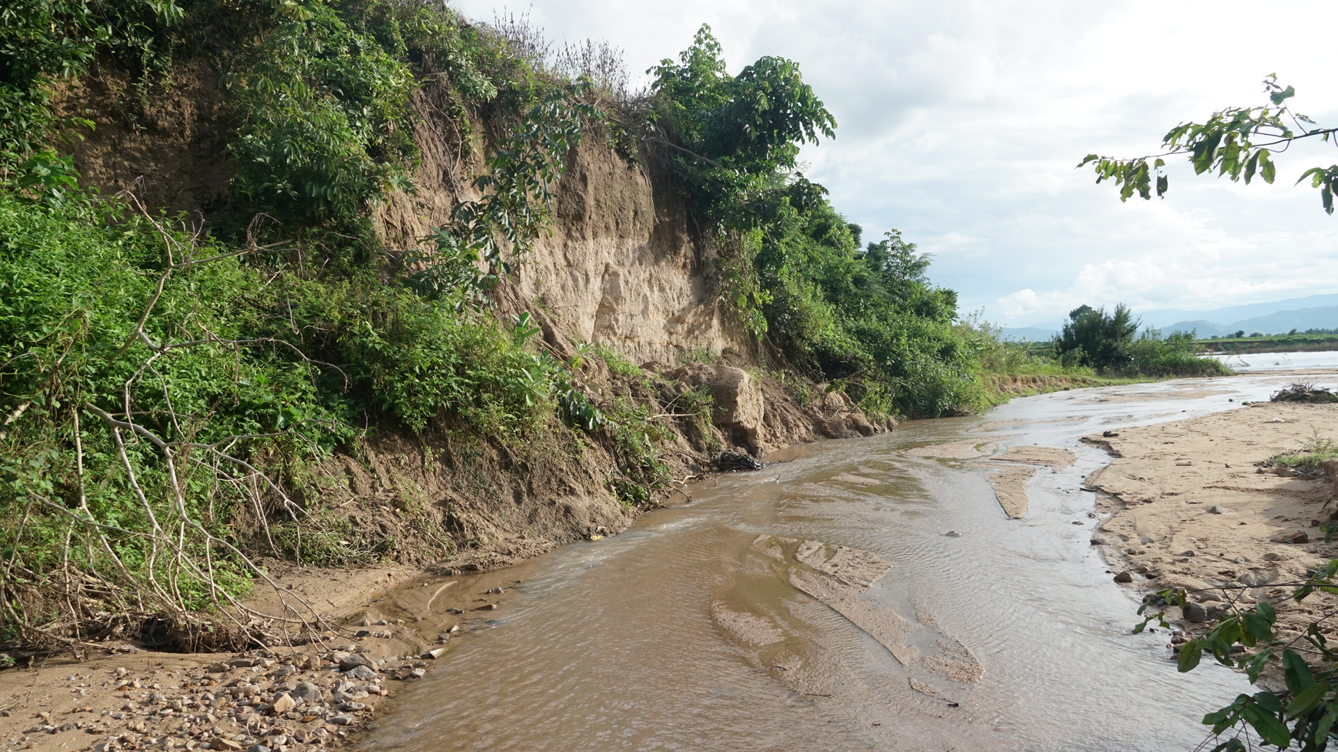 Toàn cảnh sạt lở bờ sông Ba cuốn trôi 100ha đất, hơn 3.500 người dân Gia Lai bị ảnh hưởng- Ảnh 5. Toàn cảnh sạt lở bờ sông Ba cuốn trôi 100ha đất, hơn 3.500 người dân Gia Lai bị ảnh hưởng- Ảnh 5.