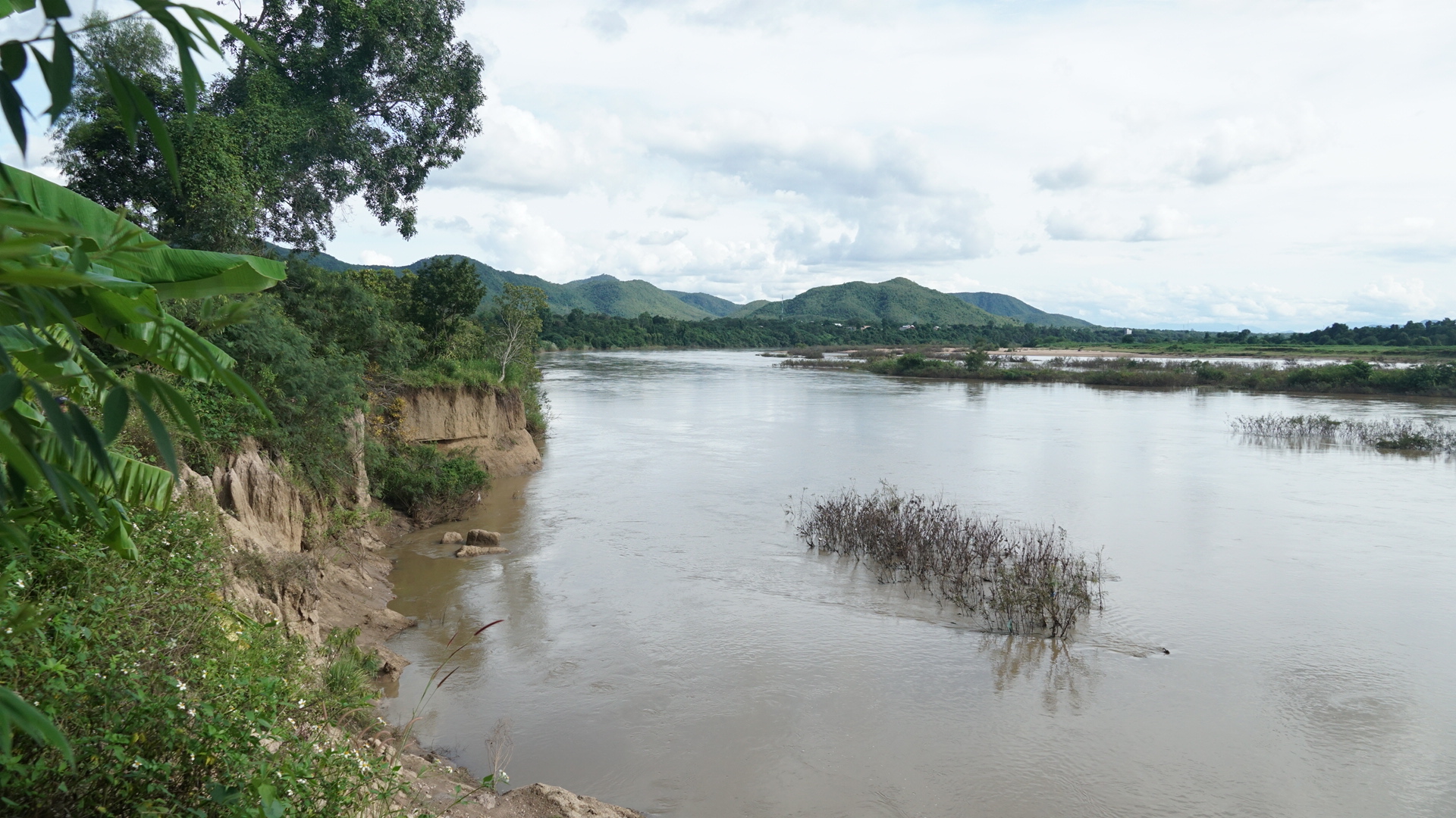 Toàn cảnh sạt lở bờ sông Ba cuốn trôi 100ha đất, hơn 3.500 người dân Gia Lai bị ảnh hưởng- Ảnh 7. Toàn cảnh sạt lở bờ sông Ba cuốn trôi 100ha đất, hơn 3.500 người dân Gia Lai bị ảnh hưởng- Ảnh 7.