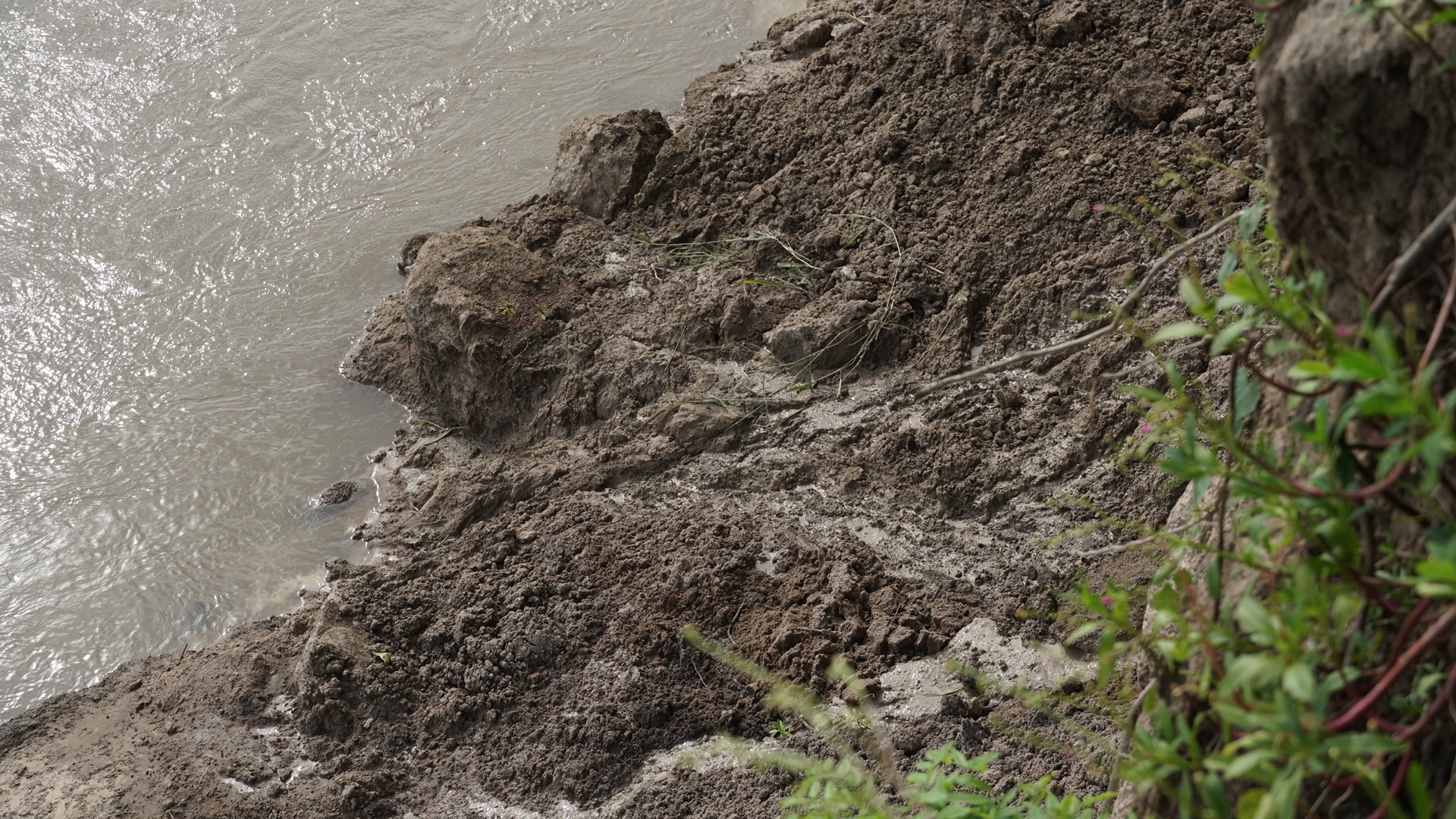 Toàn cảnh sạt lở bờ sông Ba cuốn trôi 100ha đất, hơn 3.500 người dân Gia Lai bị ảnh hưởng- Ảnh 8. Toàn cảnh sạt lở bờ sông Ba cuốn trôi 100ha đất, hơn 3.500 người dân Gia Lai bị ảnh hưởng- Ảnh 8.