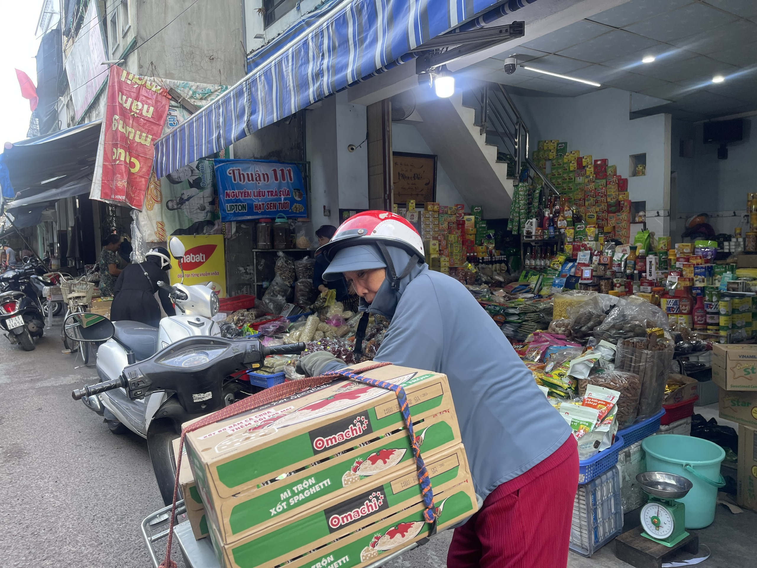 Người d&acirc;n Gia Lai đổ x&ocirc; mua h&agrave;ng thiết yếu trước khi b&atilde;o Kalmaegi đổ bộ - Ảnh 4.