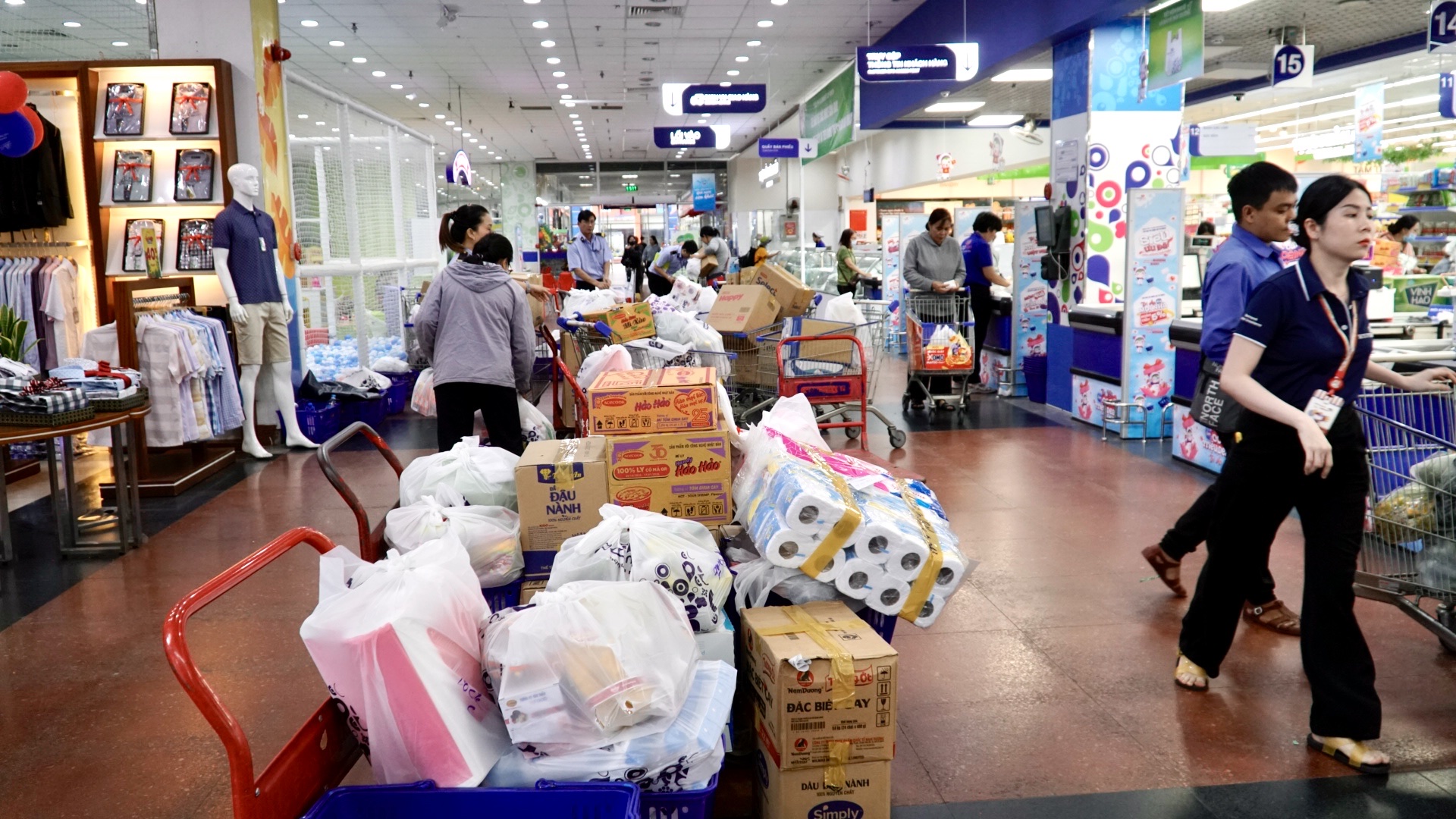 Người d&acirc;n Gia Lai đổ x&ocirc; mua h&agrave;ng thiết yếu trước khi b&atilde;o Kalmaegi đổ bộ - Ảnh 1.