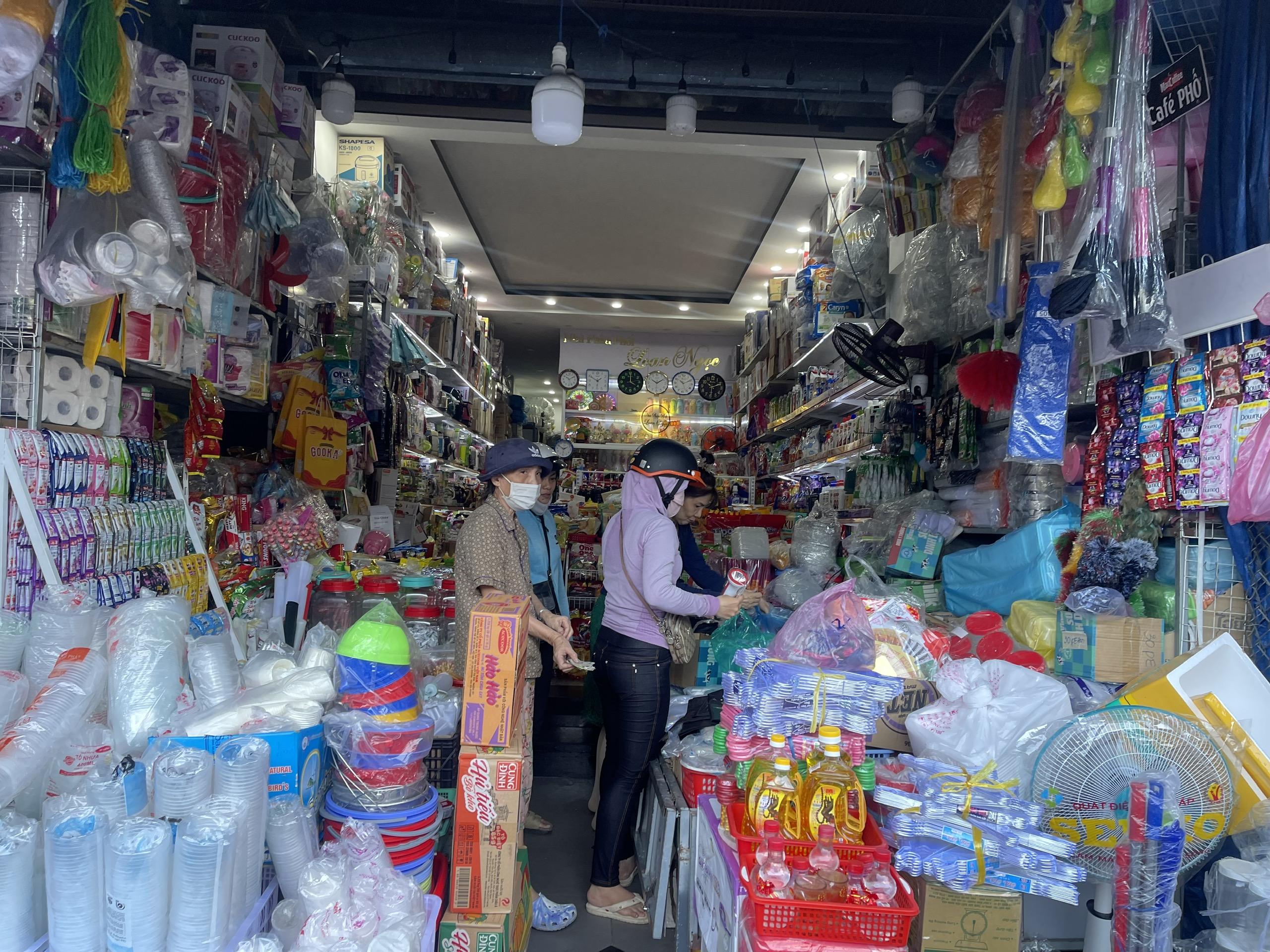 Người d&acirc;n Gia Lai đổ x&ocirc; mua h&agrave;ng thiết yếu trước khi b&atilde;o Kalmaegi đổ bộ - Ảnh 5.