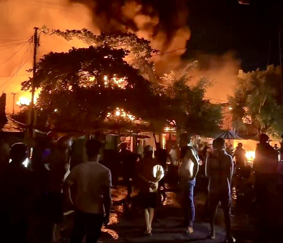 Gia Lai: Ch&aacute;y lớn trong đ&ecirc;m thi&ecirc;u rụi h&agrave;ng chục gian h&agrave;ng tại chợ B&igrave;nh Dương- Ảnh 1.