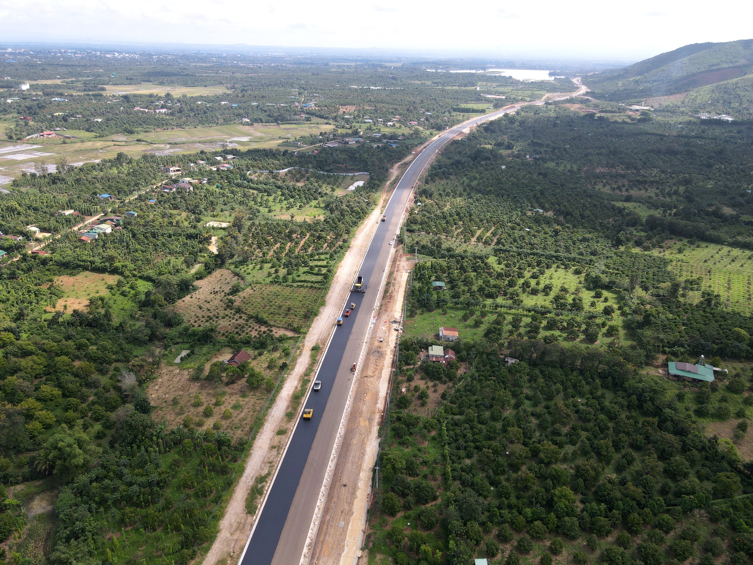 Cận cảnh từng m&eacute;t thảm b&ecirc; t&ocirc;ng nhựa định h&igrave;nh diện mạo cao tốc Kh&aacute;nh H&ograve;a - Bu&ocirc;n Ma Thuột- Ảnh 12.