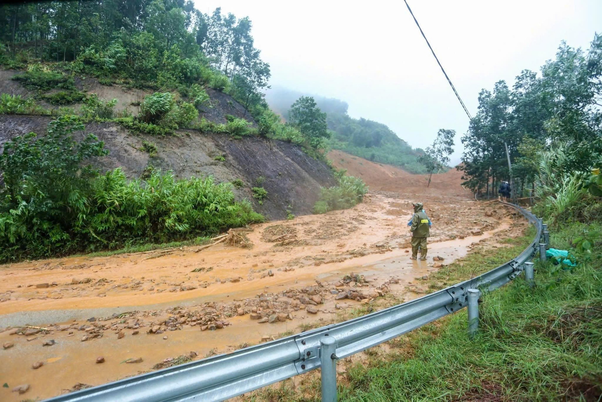 Quảng Trị gia tăng thiệt hại do mưa lũ, giao th&ocirc;ng nhiều khu vực ở Huế c&ograve;n bị chia cắt- Ảnh 2.